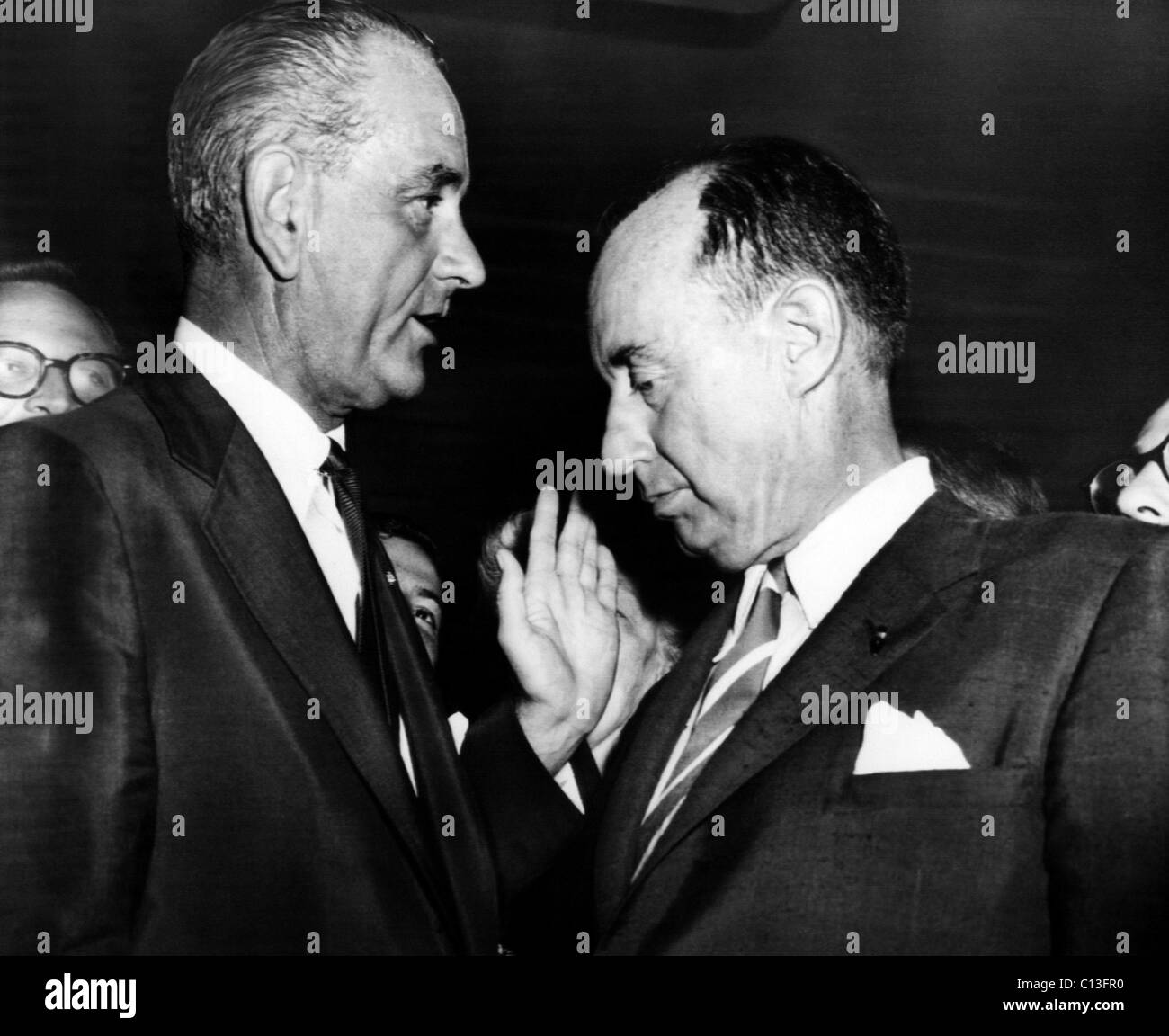 Lyndon Johnson. Le chef de la majorité au sénat américain (et futur président américain Lyndon Johnson parle de) Parti démocratique futur candidat à la présidence Adlai Stevenson à la Convention nationale du Parti démocrate à Chicago, Illinois, Août, 1956. Banque D'Images