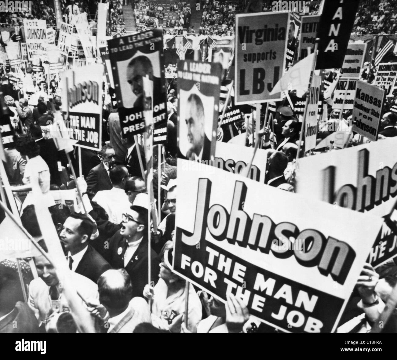Lyndon Johnson. Les délégués nous appuyer le sénateur (et futur président des Etats-Unis) Lyndon Johnson nous rallye comme le président de la Chambre, Sam Rayburn désigné comme candidat à la présidence, Convention Nationale Démocratique, Los Angeles, Californie, Juillet, 1960. Banque D'Images