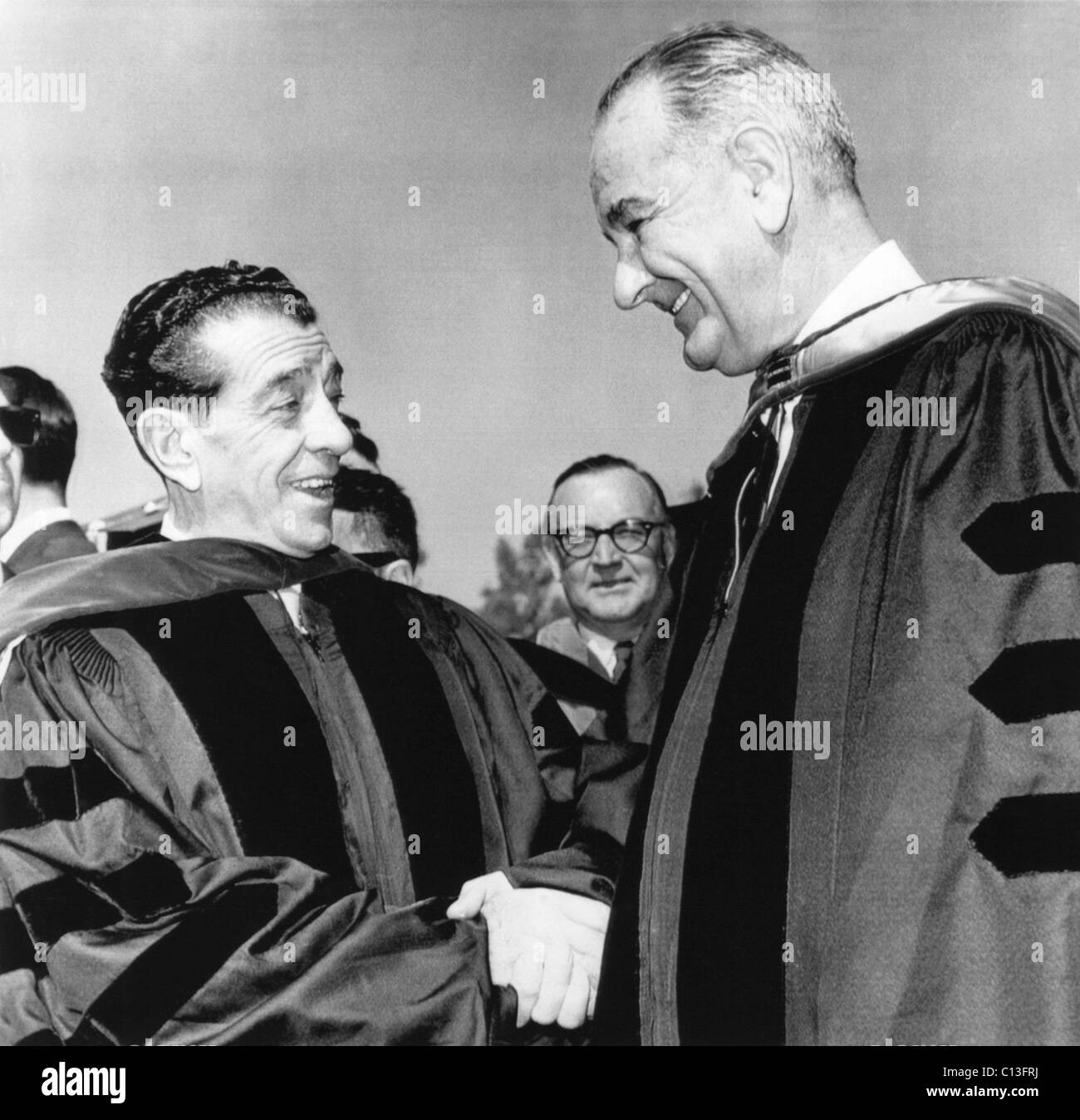 Premier plan de gauche à droite : le président mexicain Lopez Mateos, serre la main avec le président américain Lyndon B. Johnson à l'UCLA, où ils ont tous deux reçu un doctorat honorifique en droit. Centre : le gouverneur de la Californie, Edwin G. Brown, Los Angeles, Californie, le 21 février 1964 Banque D'Images