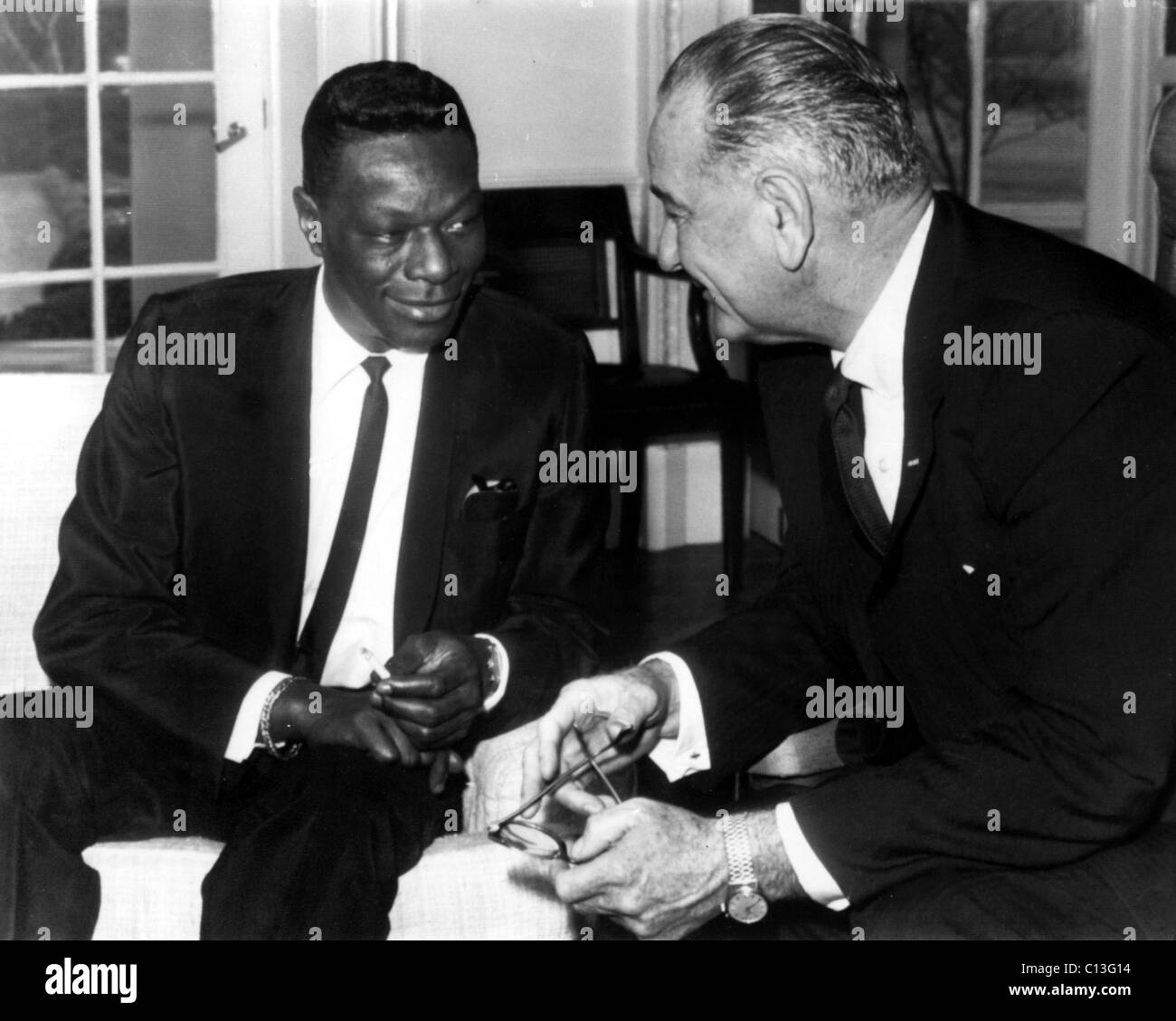 NAT 'king' COLE, avec le président Johnson à la Maison Blanche après la dédicace de la musée d'hollywood dans la Bibliothèque du Congrès, Juin 1964 Banque D'Images