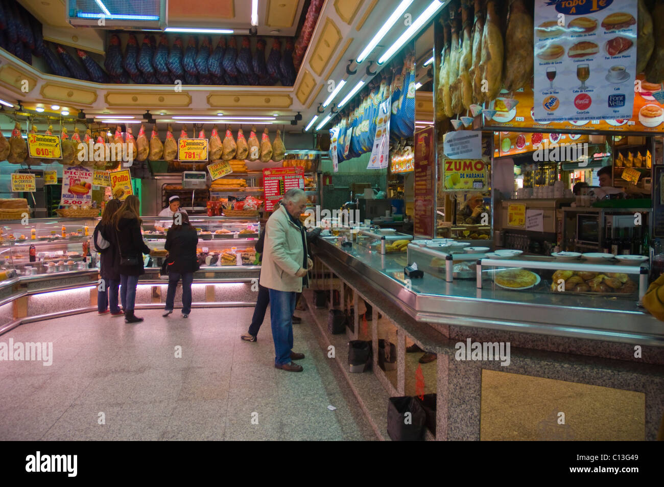 Museo del Jamon café restaurant épicerie fine le long de la Carrera de San Jerónimo street Madrid Espagne Europe Banque D'Images
