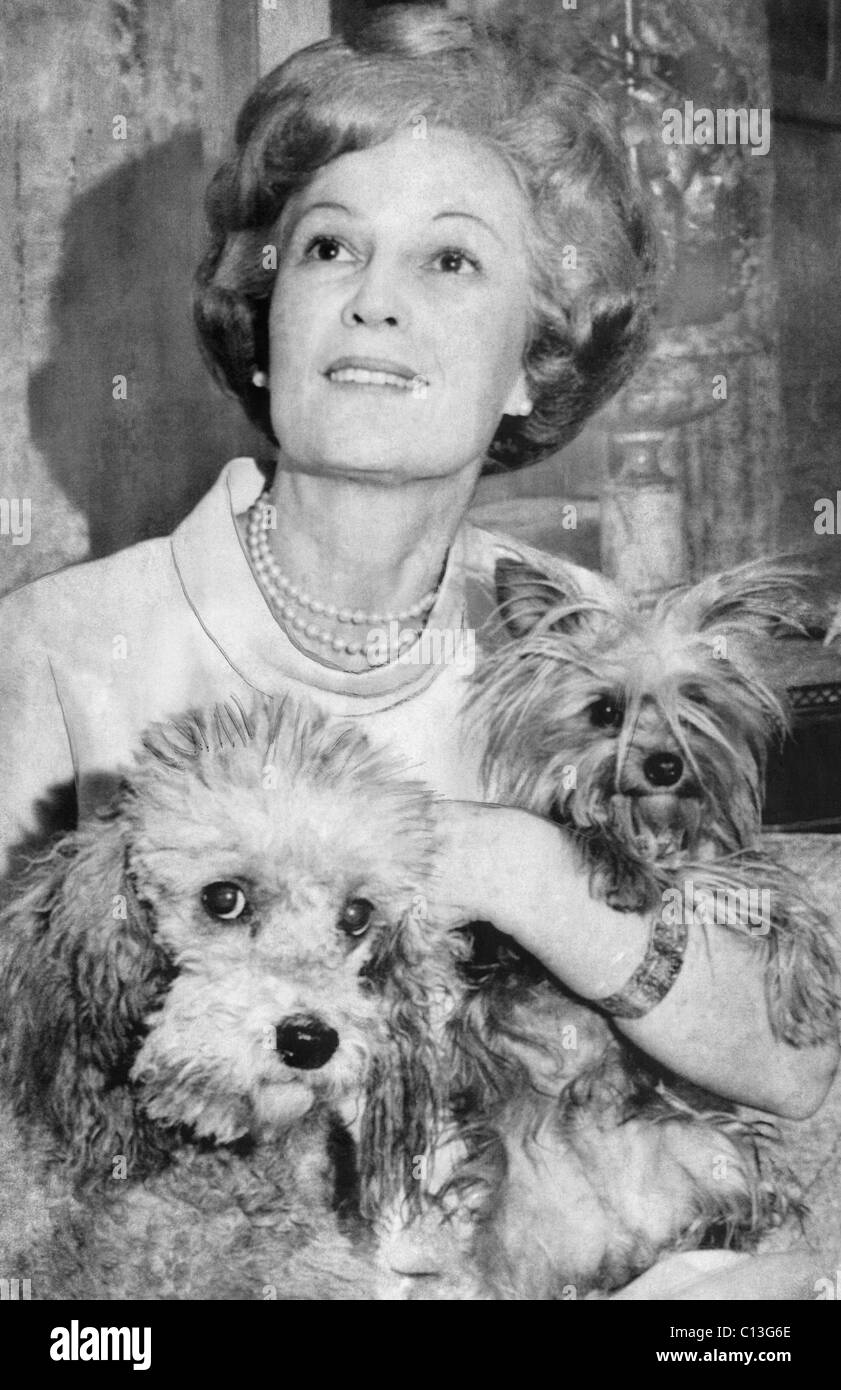 Première Dame Patricia Nixon avec les chiens de compagnie, vers 1969. Banque D'Images