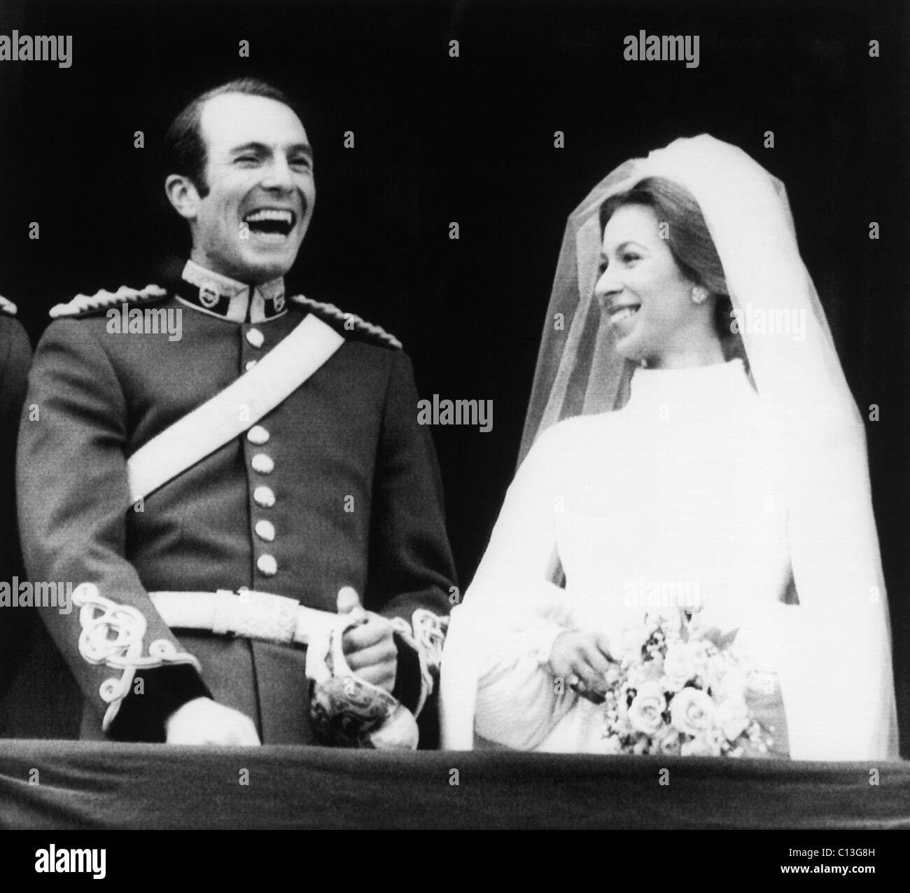 La princesse Anne (à droite), et son mari, le lieutenant Mark Phillips (à gauche), à la suite de leur cérémonie de mariage, à Buckingham Palace, Banque D'Images
