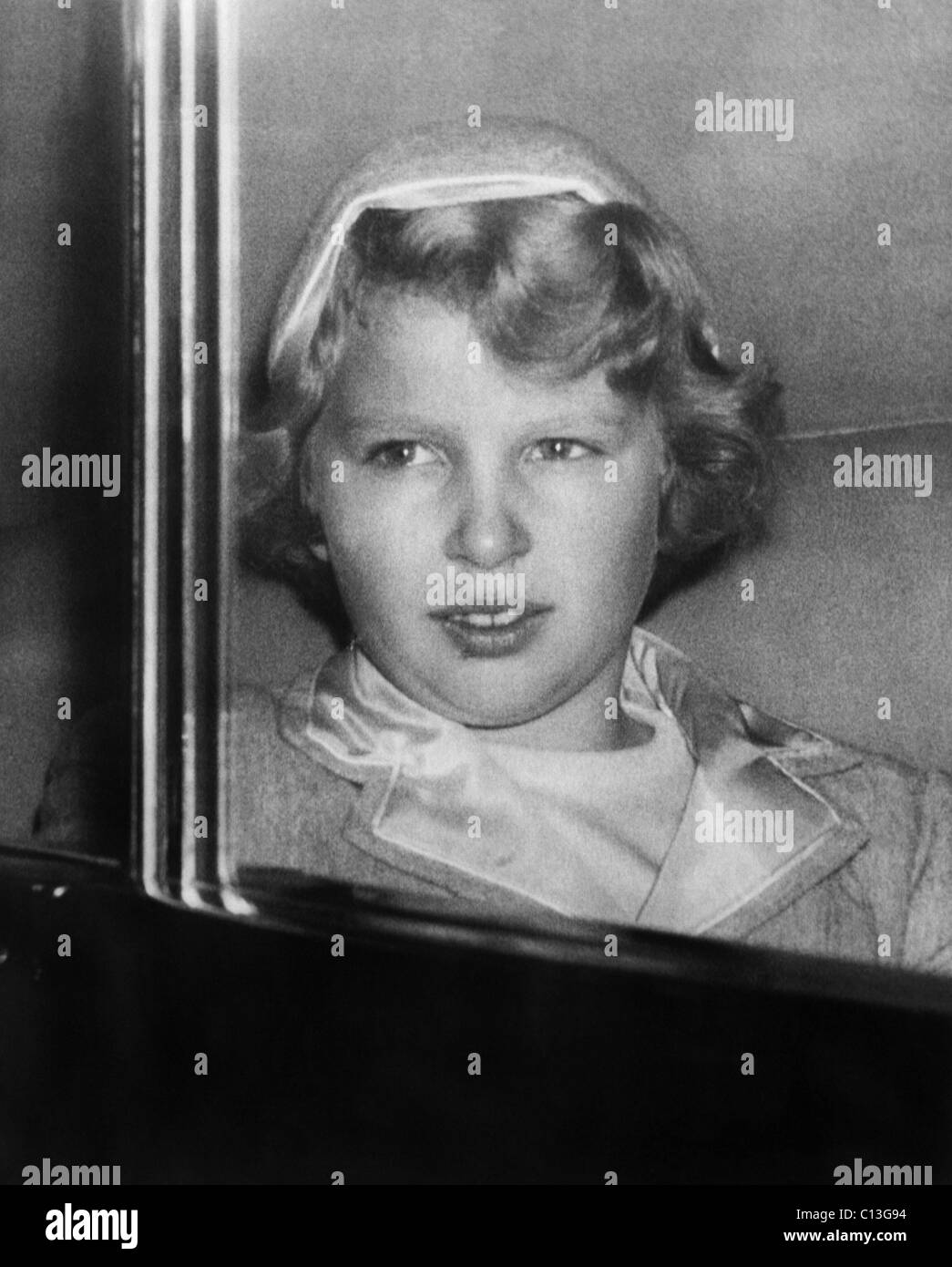 La princesse Anne, fille de la reine Elizabeth II, l'équitation dans une voiture à la gare de Londres au palais de Buckingham, après avoir passé l'été en Ecosse, vers 1959. Banque D'Images