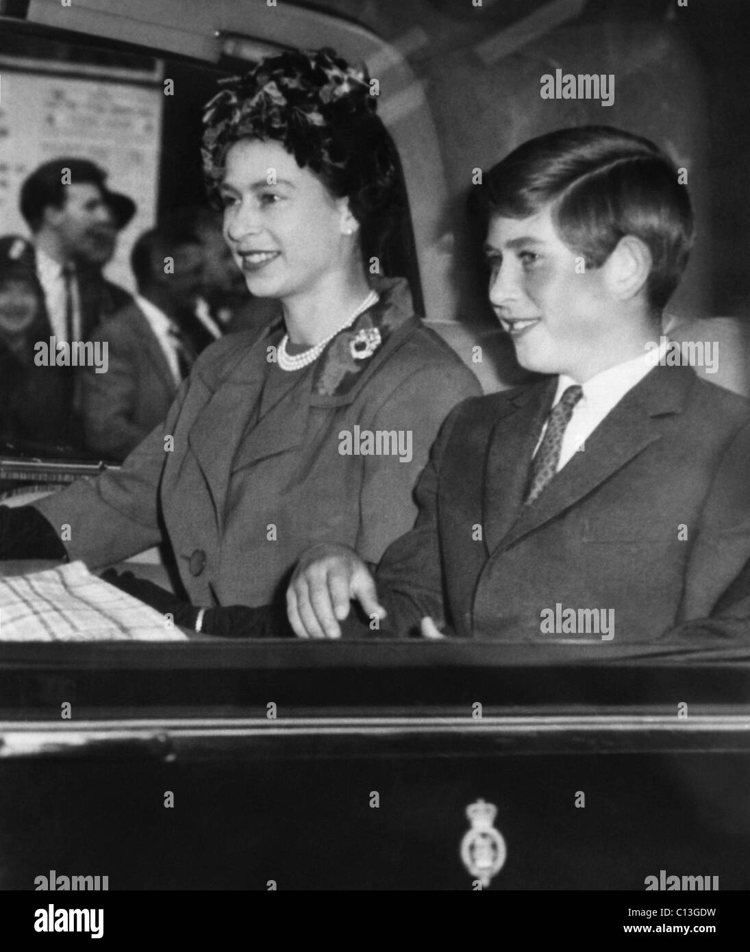 La famille royale britannique. La reine Elizabeth II d'Angleterre et le Prince Charles de Galles, au début des années 60. Banque D'Images