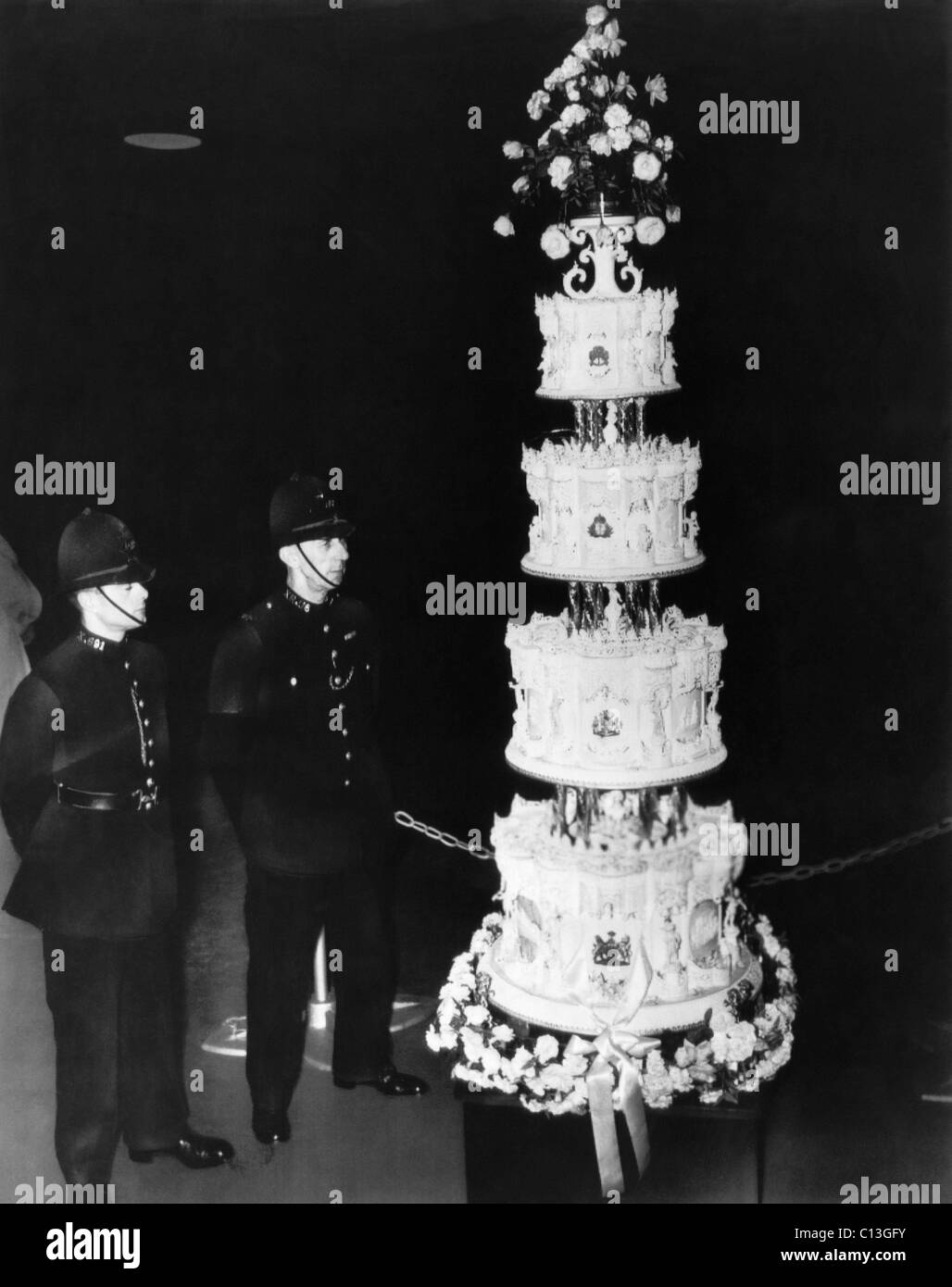 La Couronne britannique. Londres garde les gendarmes le gâteau de mariage de la future reine d'Angleterre la princesse Elizabeth et le Prince Philip, duc d'Édimbourg, Londres, Angleterre, Novembre, 1947. Banque D'Images