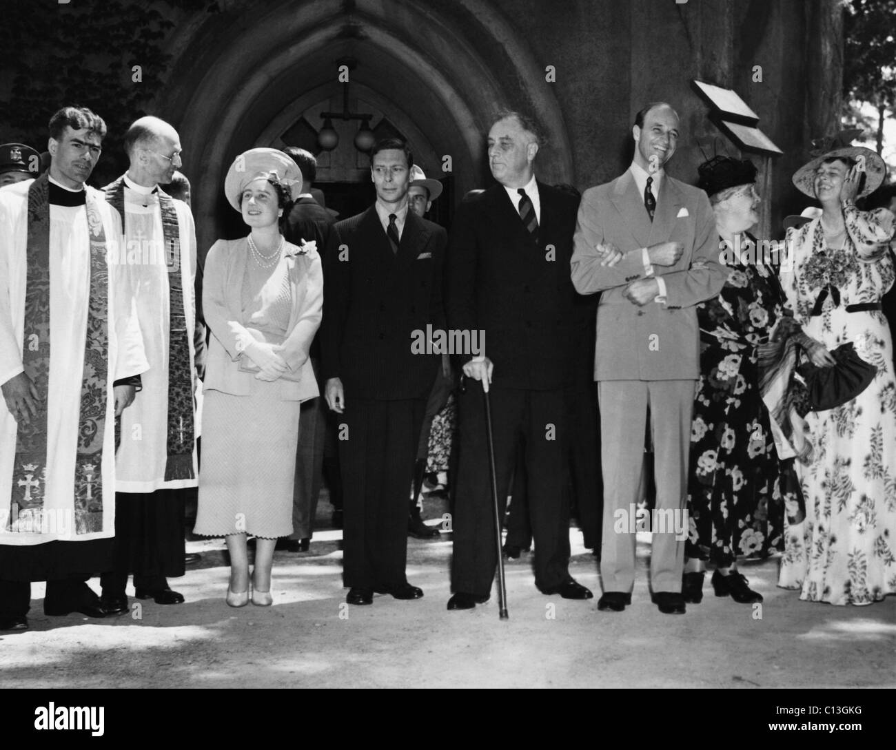 Présidence du FDR. De gauche à droite : Le révérend A. Raymond Smith, le révérend Frank Wilson, de la reine Elizabeth (future reine mère), de la King George VI, le président américain Franklin Delano Roosevelt, James Roosevelt, Sara Roosevelt, la Première Dame Eleanor Roosevelt, l'Église épiscopale St. James, Hyde Park, New York, vers la fin des années 30. Banque D'Images