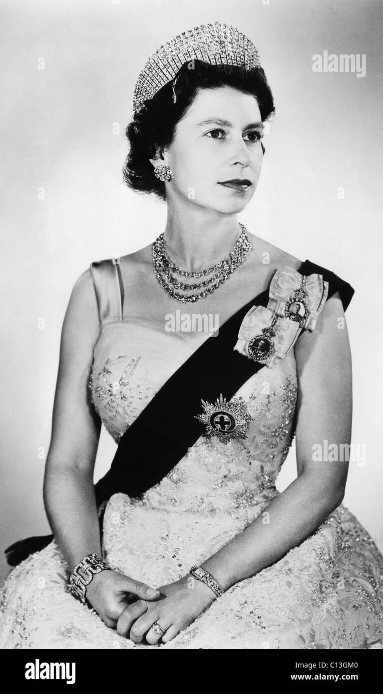 La Couronne britannique. La reine Elizabeth II d'Angleterre, Buckingham Palace, Londres, Angleterre, vers le début des années 1960. Banque D'Images