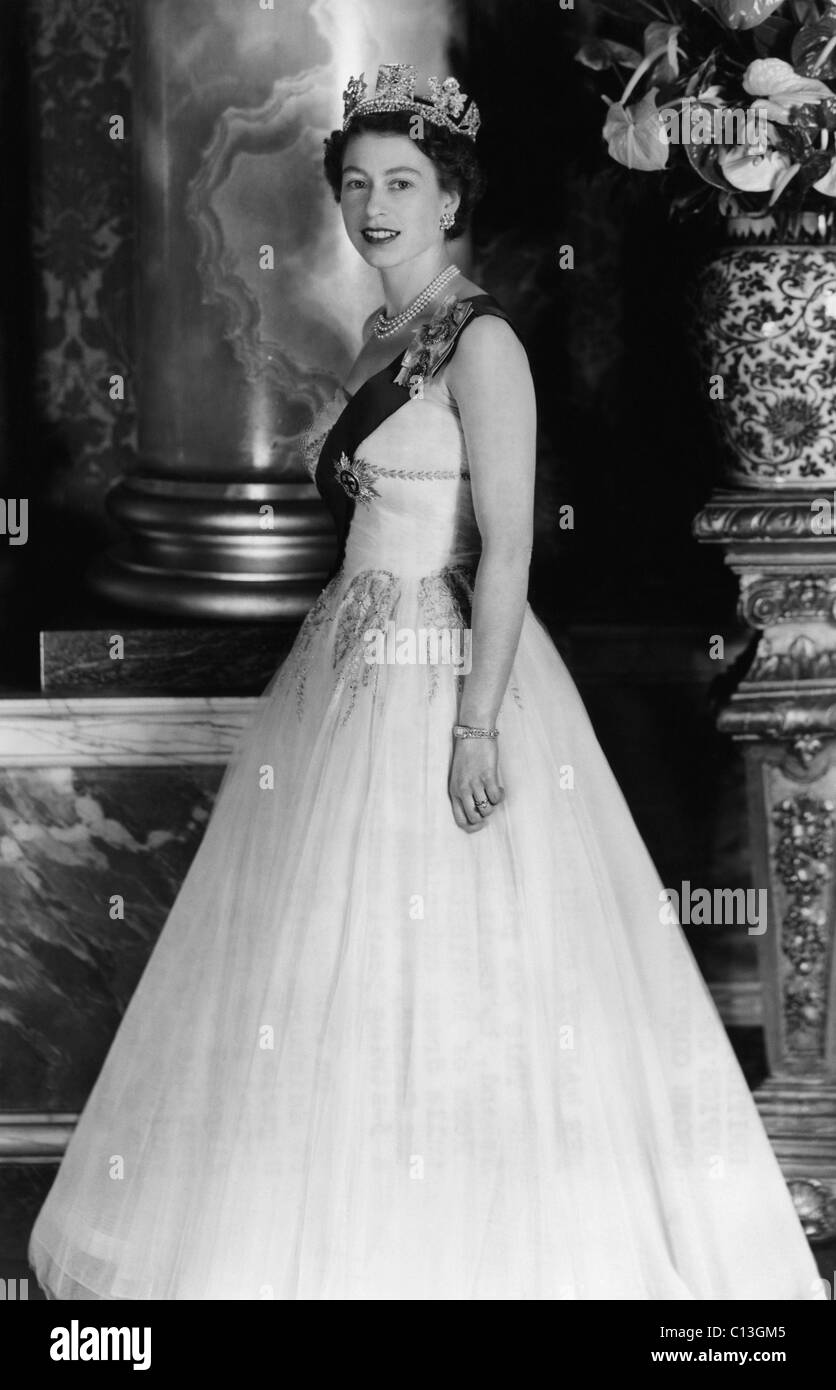 La Couronne britannique. La reine Elizabeth II d'Angleterre, le palais de Buckingham, Londres, Angleterre, 1956. Banque D'Images