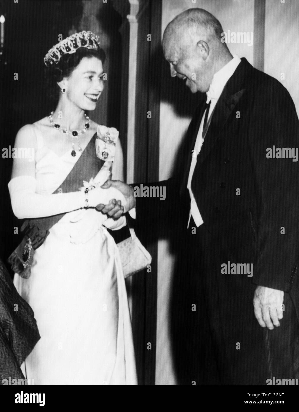 La Couronne britannique. La reine Elizabeth II d'Angleterre nous Président Dwight Eisenhower à l'Ambassade Britannique, Washington, D.C., 1957. Banque D'Images