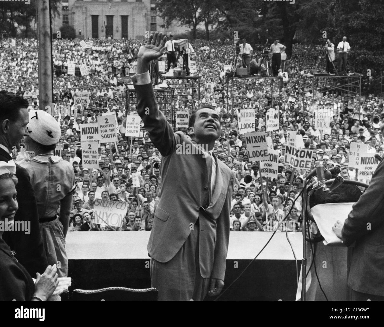 Campagne présidentielle de 1960. Candidat à l'élection présidentielle (et futur président des États-Unis Richard Nixon) forme à la foule lors d'une visite de campagne à Birmingham, Alabama, Août, 1960. Banque D'Images