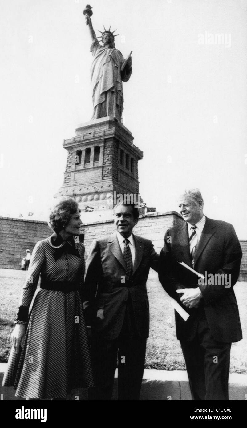 1972 Présidence des États-Unis. De gauche à droite : Première Dame Patricia Nixon, le président Richard Nixon, secrétaire de l'intérieur Rogers C.B. Morton à l'île de la Statue de la liberté de consacrer le nouveau Musée de l'Immigration américaine, New York, New York, septembre 1972. Banque D'Images