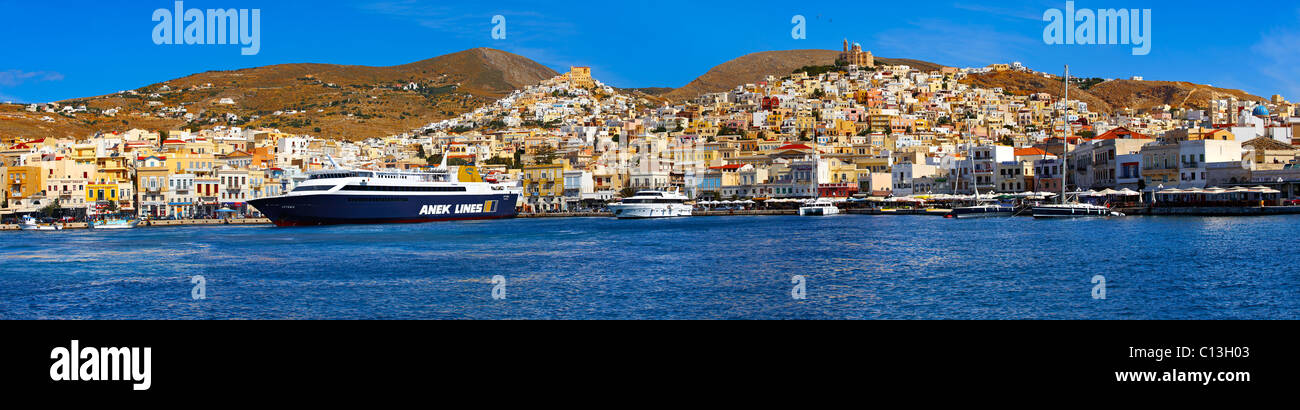 Ermoupolis ou Hermoupolis Harbour et Port , Σύρος , Syros [ ] Grèce Îles Cyclades Banque D'Images