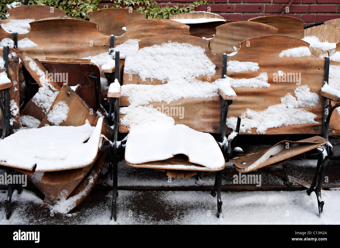 Vieux film chaises recouvertes d'une neige légère. Banque D'Images