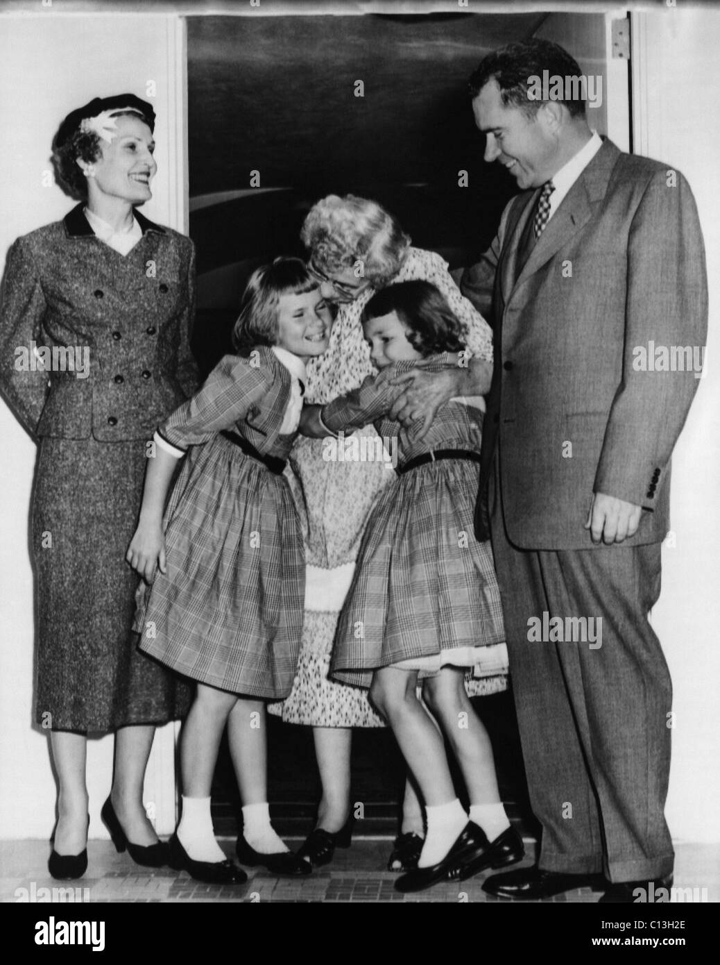 Campagne présidentielle de 1956, les visites de la famille Hannah Nixon Nixon, vice-président (et futur président des États-Unis), la mère de Richard Nixon avant de passer à la Convention nationale républicaine à San Francisco. De gauche à droite : Deuxième Dame (et future première dame) Patricia Nixon, Tricia Nixon, Hannah, Julie Nixon Nixon, Richard Nixon, Whittier, Californie, août 1956. Banque D'Images