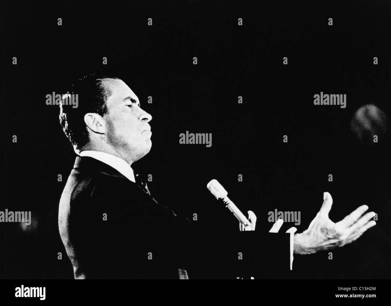 Campagne présidentielle américaine de 1968. Candidat présidentiel républicain (et futur président des Etats-Unis) Richard Nixon, s'adresser à un auditoire de l'Oregon, Mai, 1968. Banque D'Images