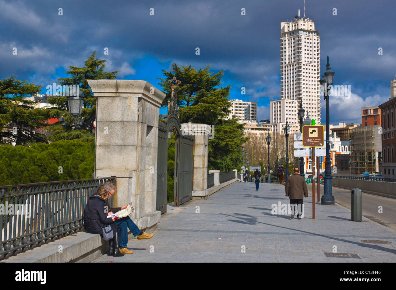 Tourist couple reading map le long de la Calle de Bailén street avec la tour Torre de Madrid Madrid Espagne Europe en arrière-plan Banque D'Images