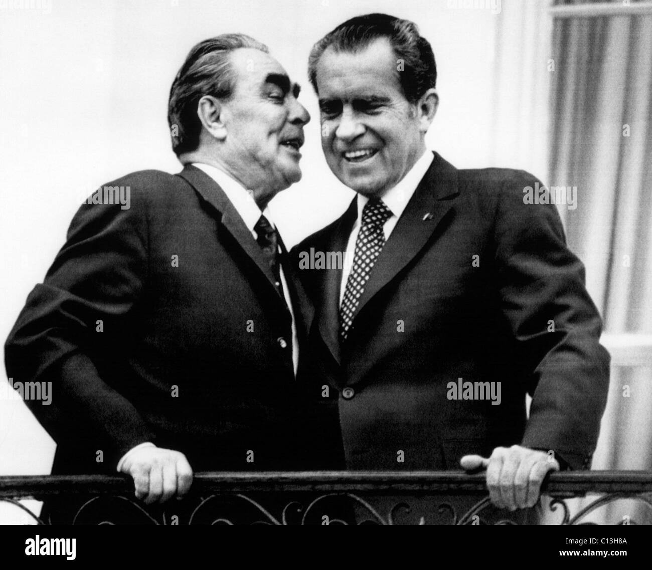La présidence de Nixon. Le Premier ministre soviétique, Leonid Brejnev whispers auprès du président américain Richard Nixon lors d'une rencontre à la Maison Blanche, Washington, D.C., 1973. Banque D'Images