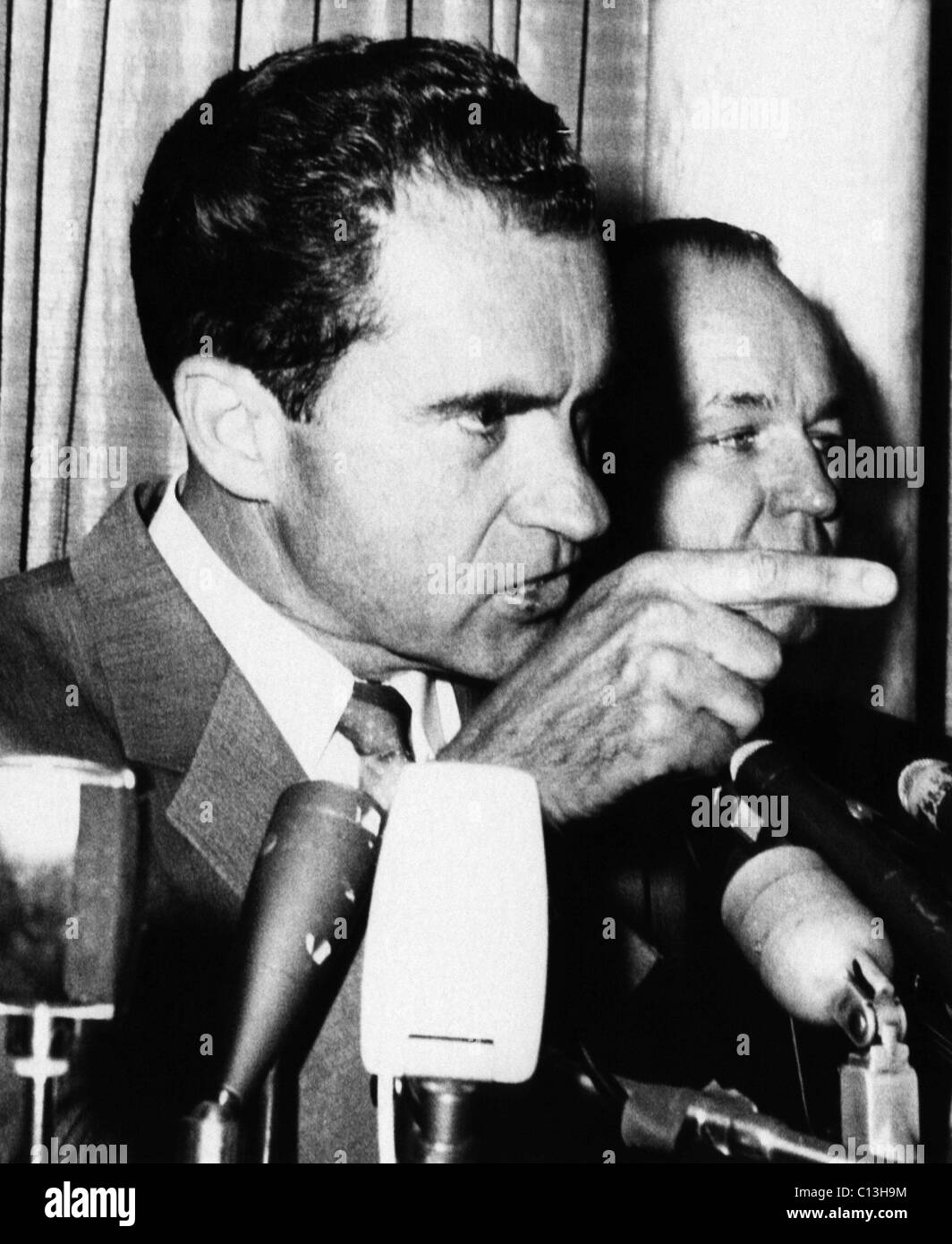 La vice-présidence de Nixon. Vice-président (et futur président des Etats-Unis) Richard Nixon lors d'une conférence de presse au cours de sa campagne pour la nomination présidentielle des Républicains, Camden, NJ, 1960. Banque D'Images