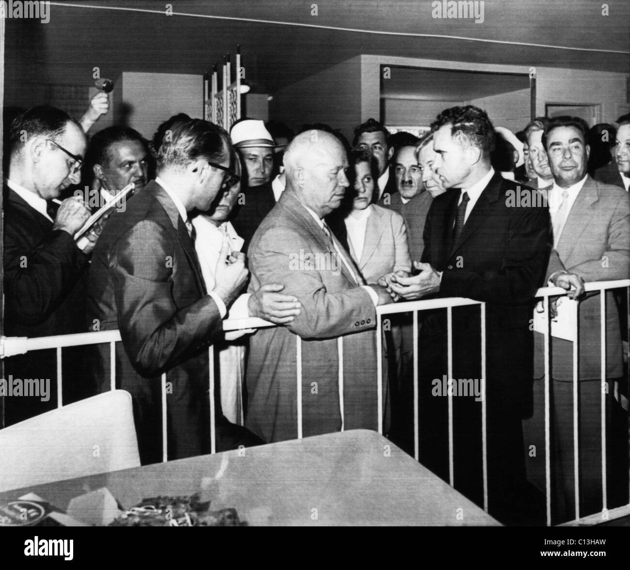 La vice-présidence de Nixon. Le Premier ministre soviétique Nikita Khrouchtchev avec le Vice-président (et futur président des Etats-Unis) de Richard Nixon, au cours de la cuisine débat, la ville de New York. À gauche de Nixon : futur Premier ministre soviétique Leonid Brejnev, 1959. Banque D'Images