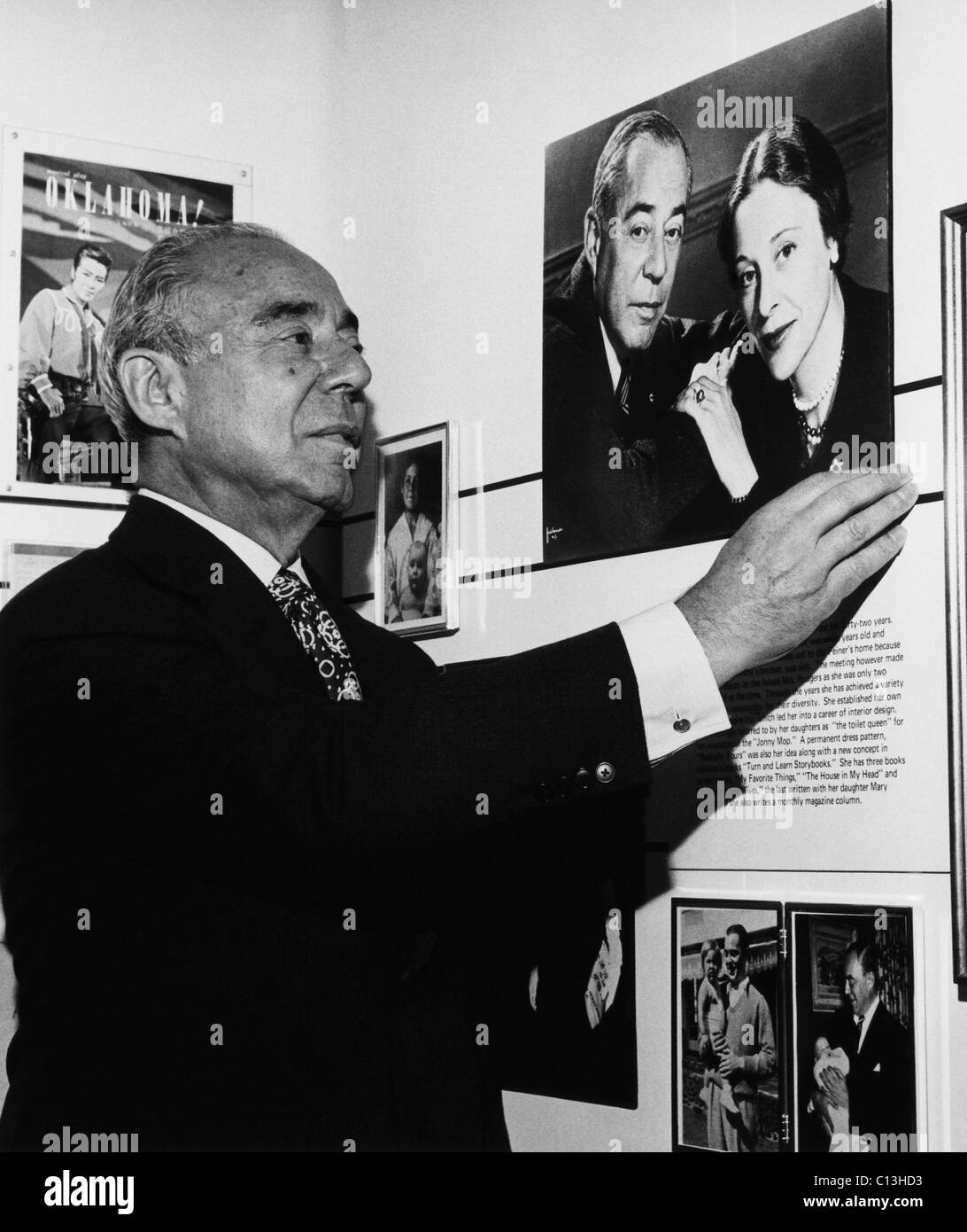 Richard Rodgers (1902-1979), compositeur américain, au New York's Hallmark Gallery, pour une exposition en son honneur, sur la droite se trouve une photographie de Rodgers et son épouse, Dorothy Rodgers, vers 1972. Banque D'Images