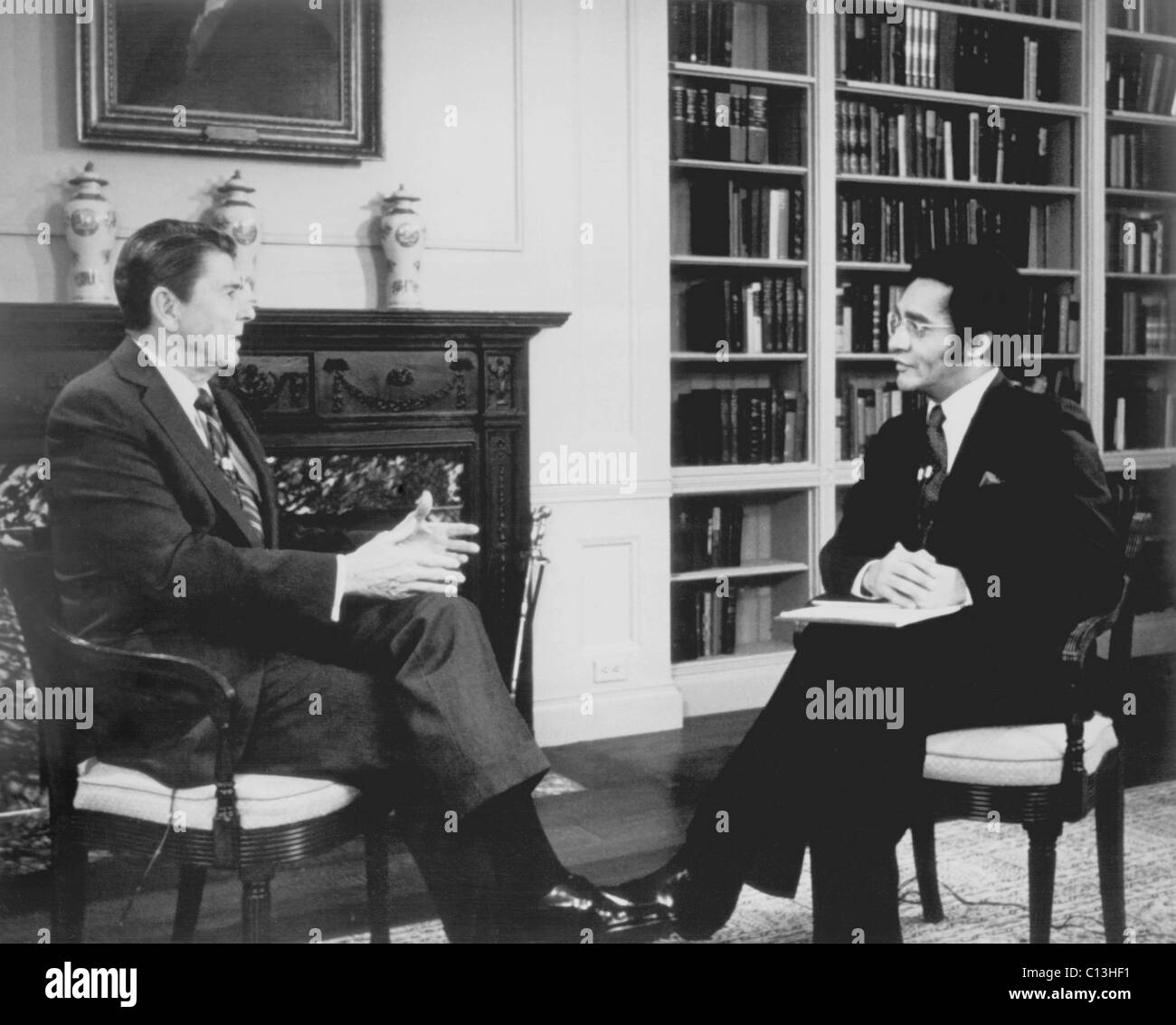 Le président Ronald Reagan d'être interviewé par Tony Brown sur TONY BROWN'S JOURNAL, 1982 Banque D'Images