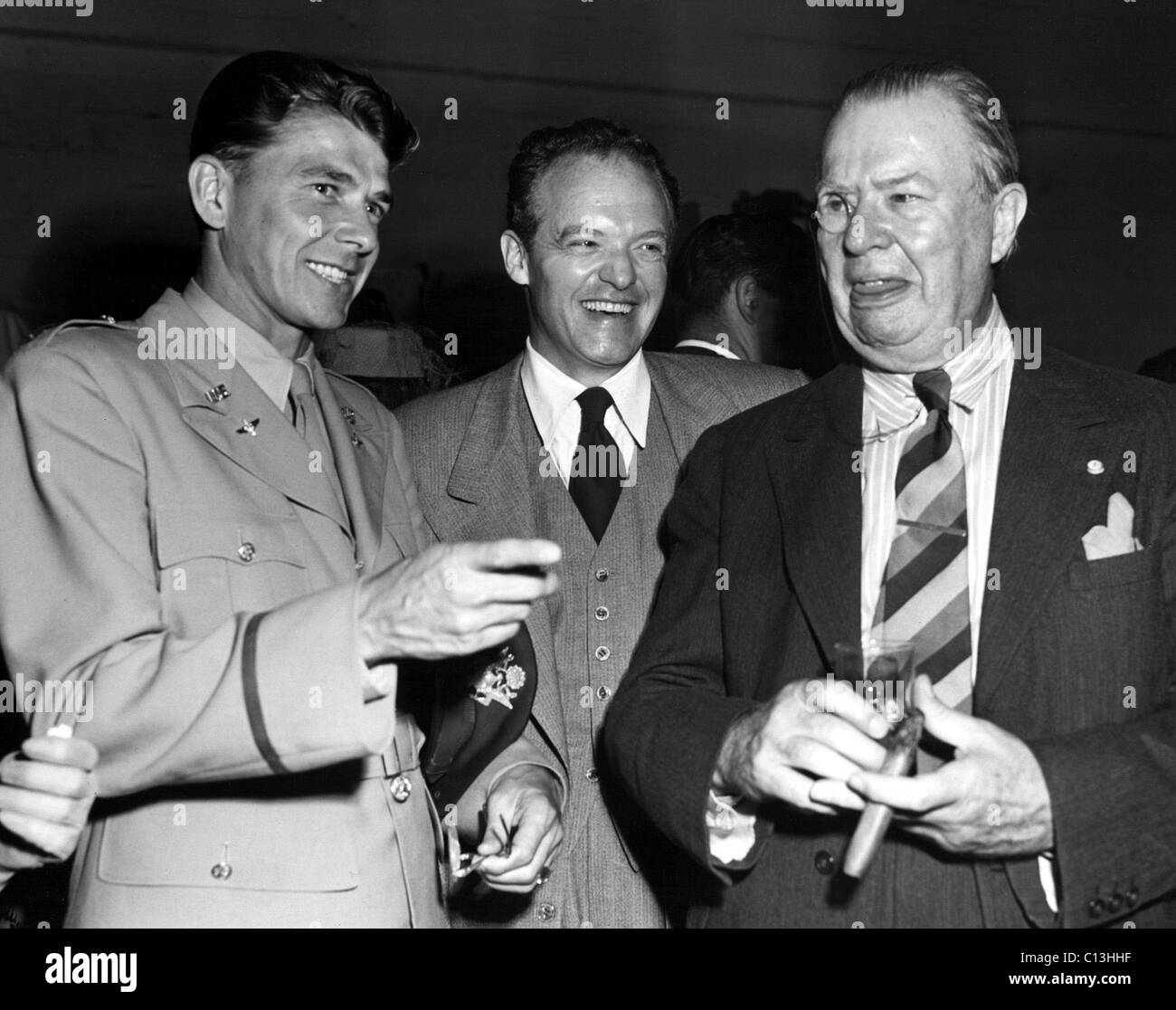 Ronald Reagan, Van Heflin, Charles Coburn à Ken Murray, les coupures de 1945 Banque D'Images