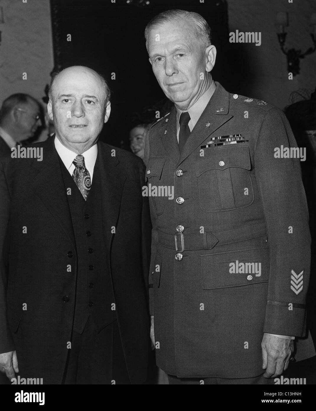 Chambre Le Président Sam Rayburn, au général de l'Armée de George C. Marshall, à une conférence préparatoire à l'imauguration partie assisté par les Texans prominant à Washington, le 19 janvier 1945. Banque D'Images