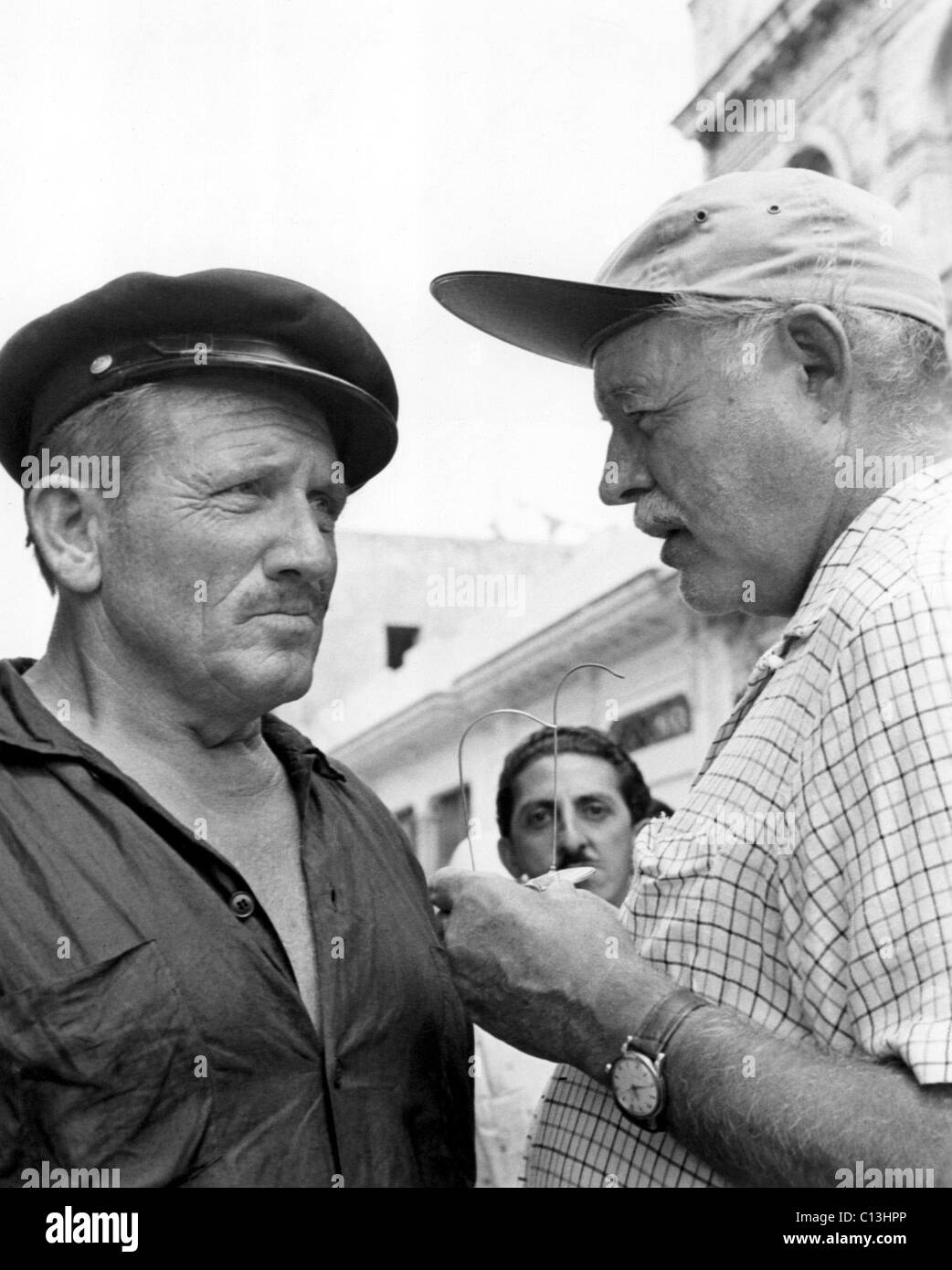 Star Spencer Tracy rencontre auteur Ernest Hemingway tandis que sur l'emplacement pour le VIEIL HOMME ET LA MER, 5/13/58 Banque D'Images