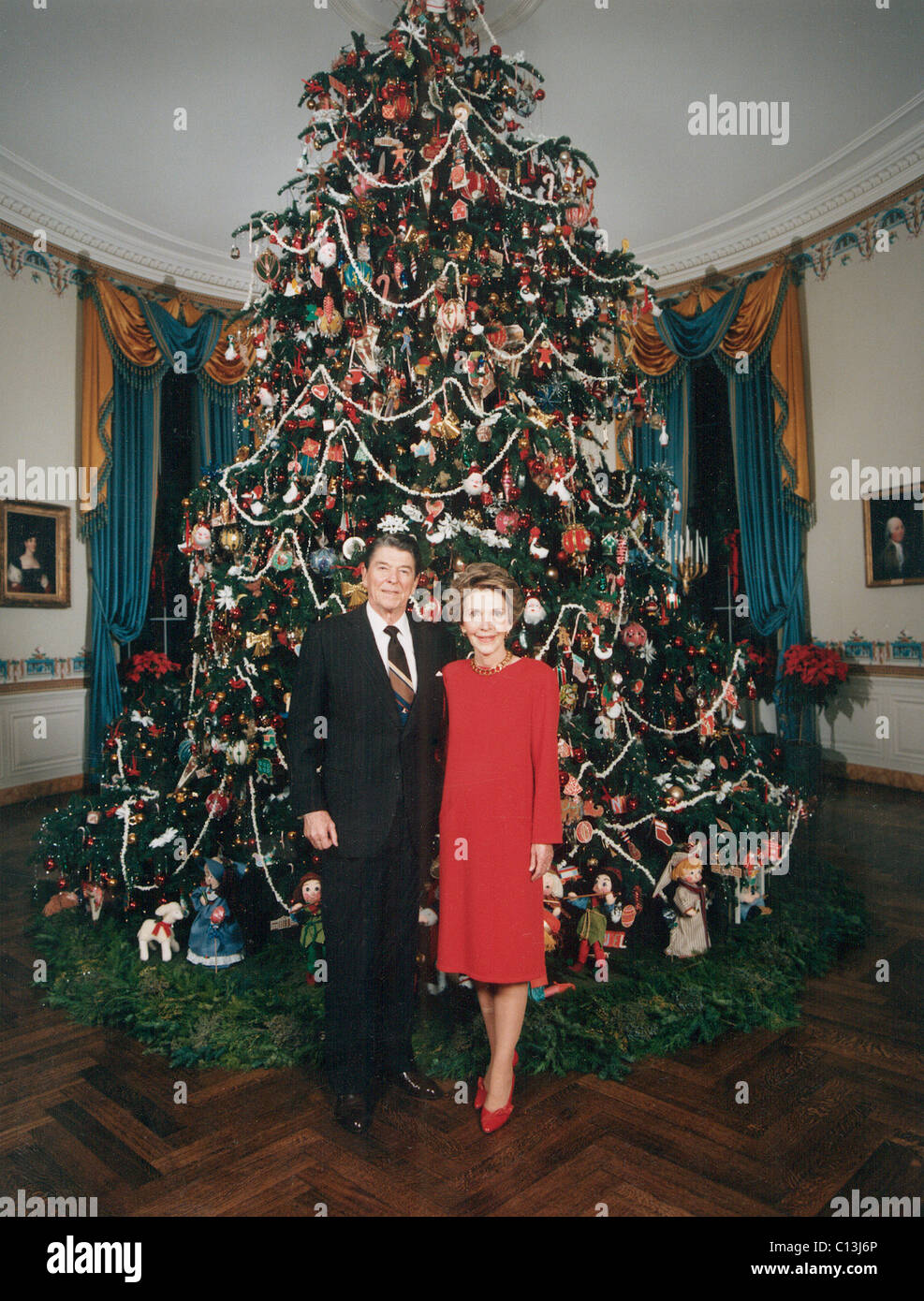 Le président Ronald Reagan, Première Dame Nancy Reagan en face de l'arbre de Noël de la Maison Blanche, 1980 Banque D'Images