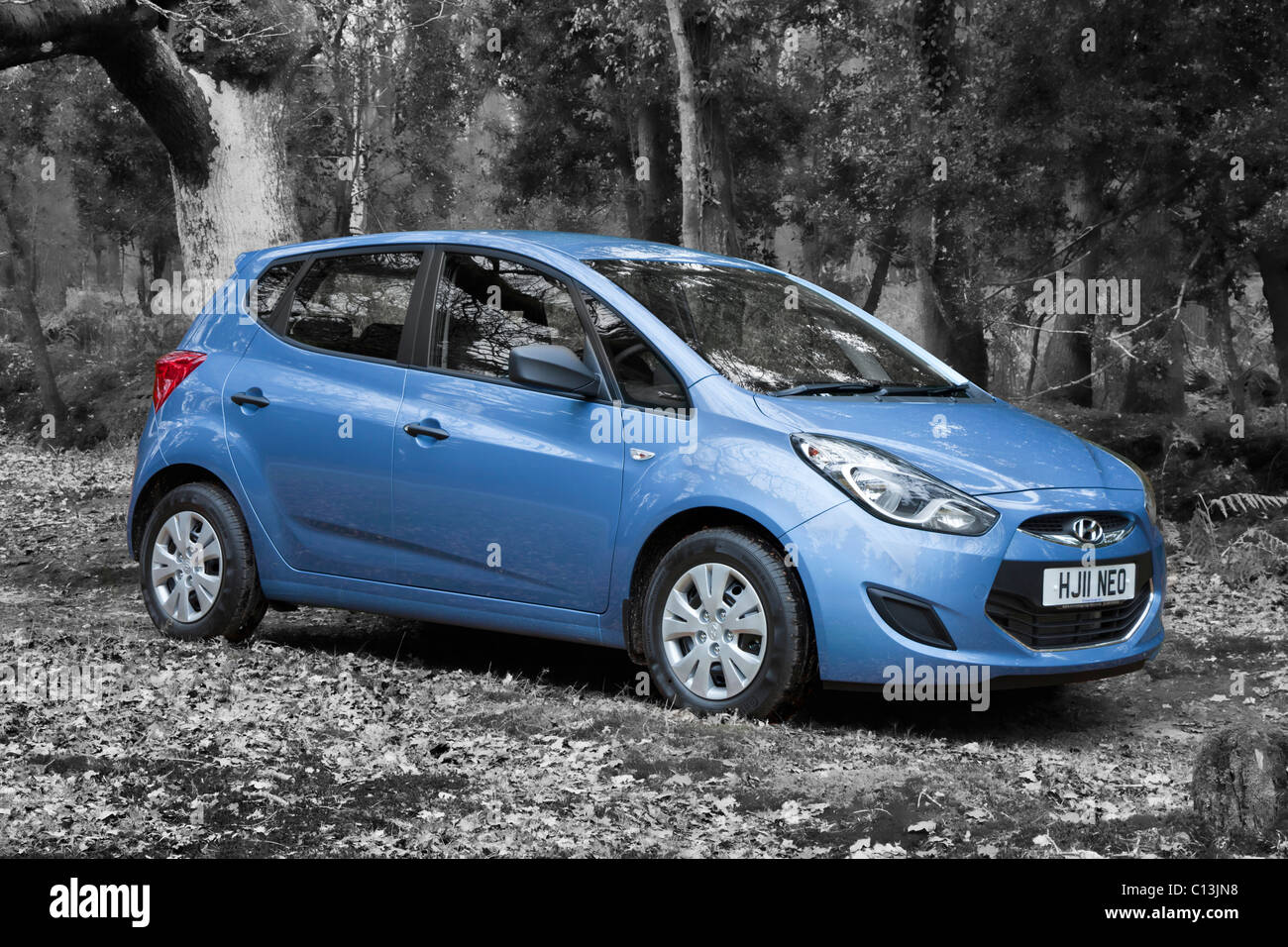 Nouveau Hyundai iX20 blue reg 11 bicorps break monospace compact voiture sur b/w background Banque D'Images