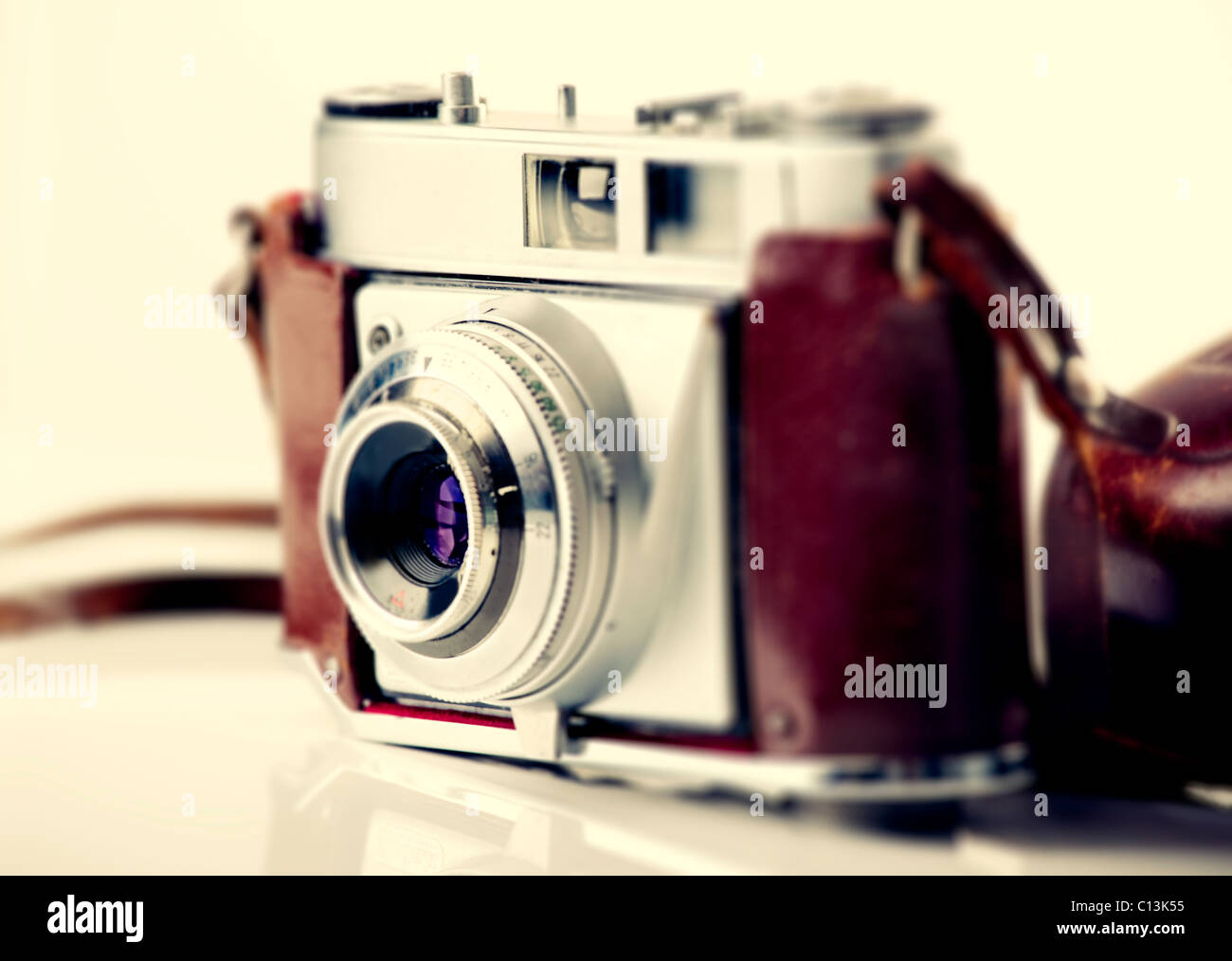 Appareil photo photographie ancienne isolé sur fond blanc Banque D'Images