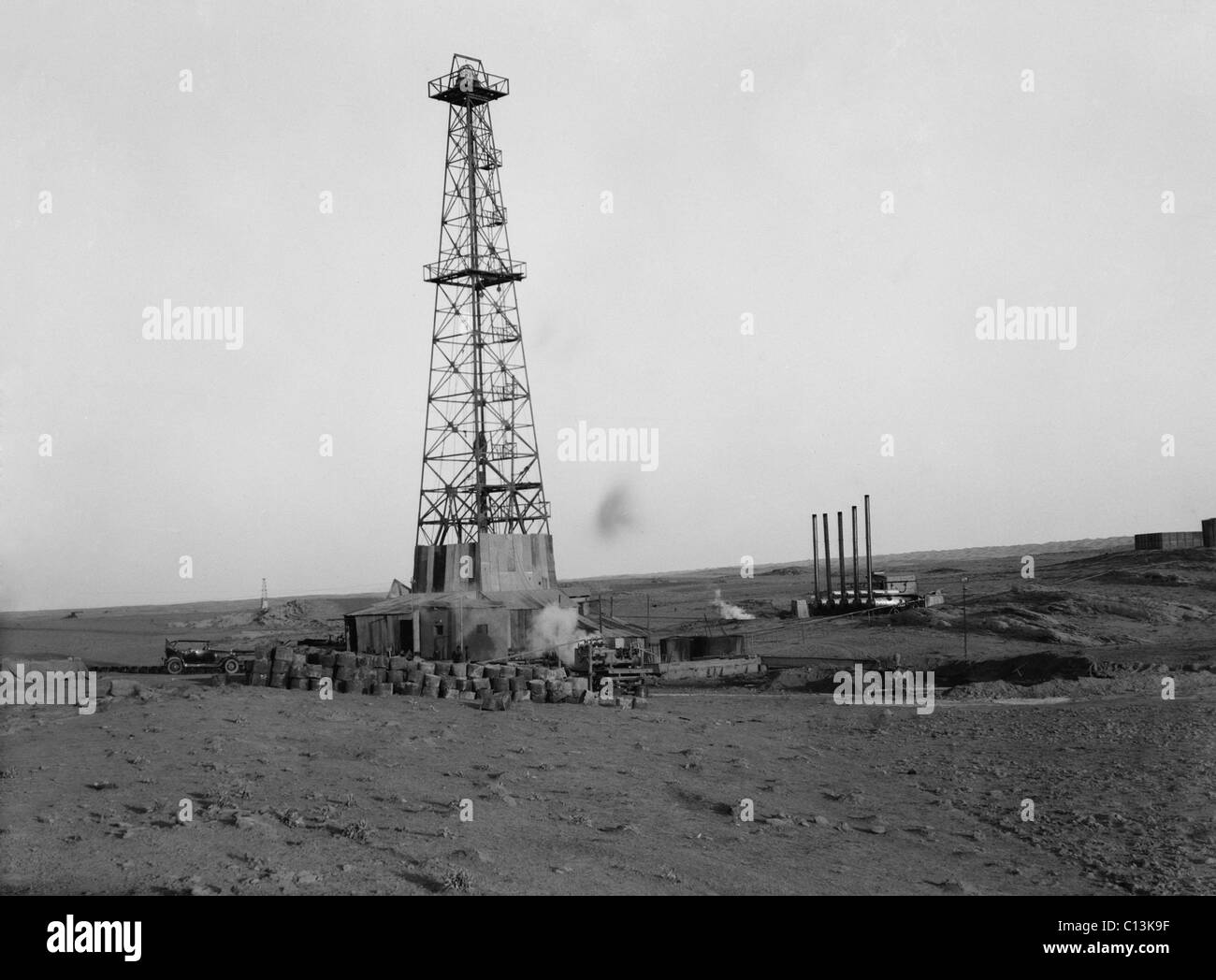 Puits de pétrole de l'Iraq Petroleum Company dans le district de Kirkouk dans le nord de l'Iraq en 1932. L'Iraq Petroleum Company a été administré par un consortium de compagnies pétrolières européennes et américaines. Il avait le monopole de la production de pétrole de l'Irak à partir de 1925 par 1960, et versé des redevances au gouvernement iraquien. Banque D'Images
