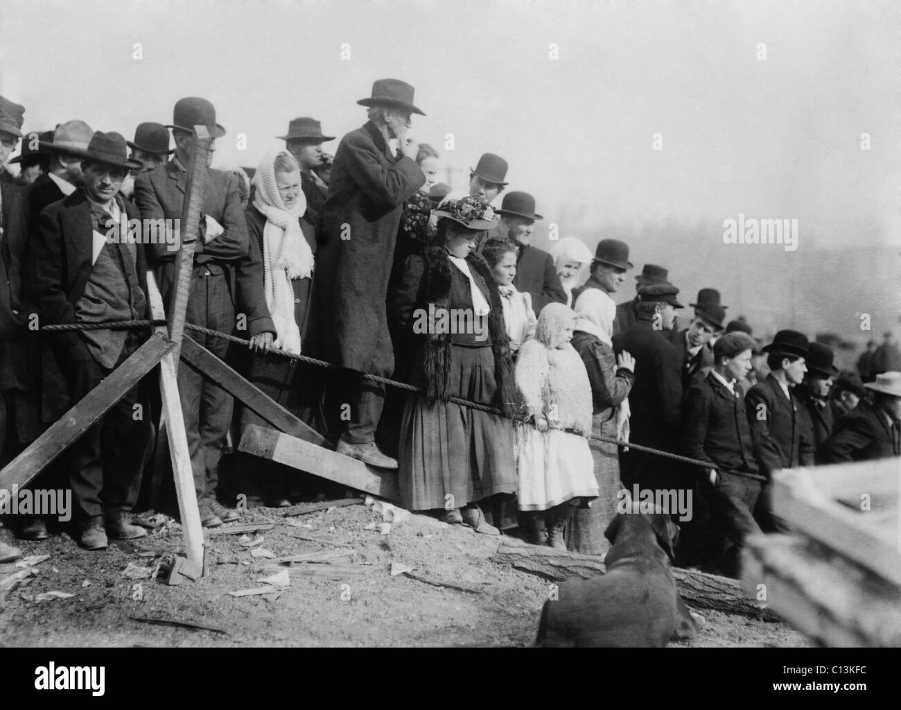 Les familles et les amis en attente à l'embouchure de la mine de charbon Marianna après l'explosion du 30 novembre 1908. 154 mineurs ont été tués dans un accident minier le plus meurtrier du xxe siècle. Banque D'Images