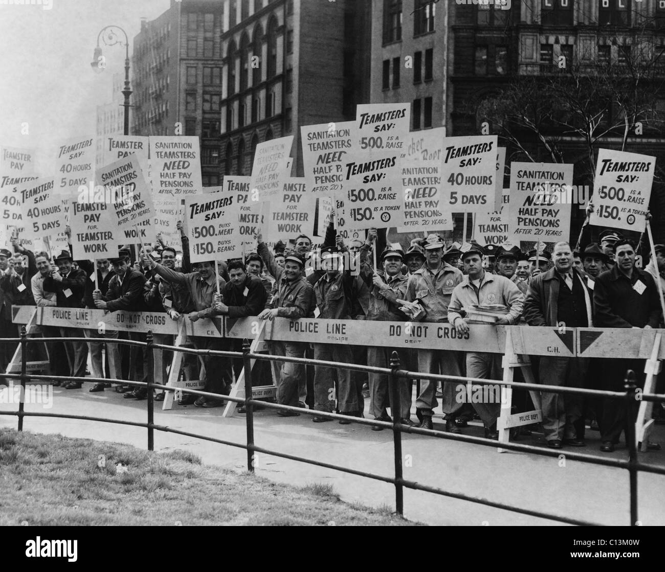 Les membres du syndicat des Teamsters tenant des pancartes soutenant un salaire plus élevé et des pensions dans la ville de New York, 1954. Banque D'Images
