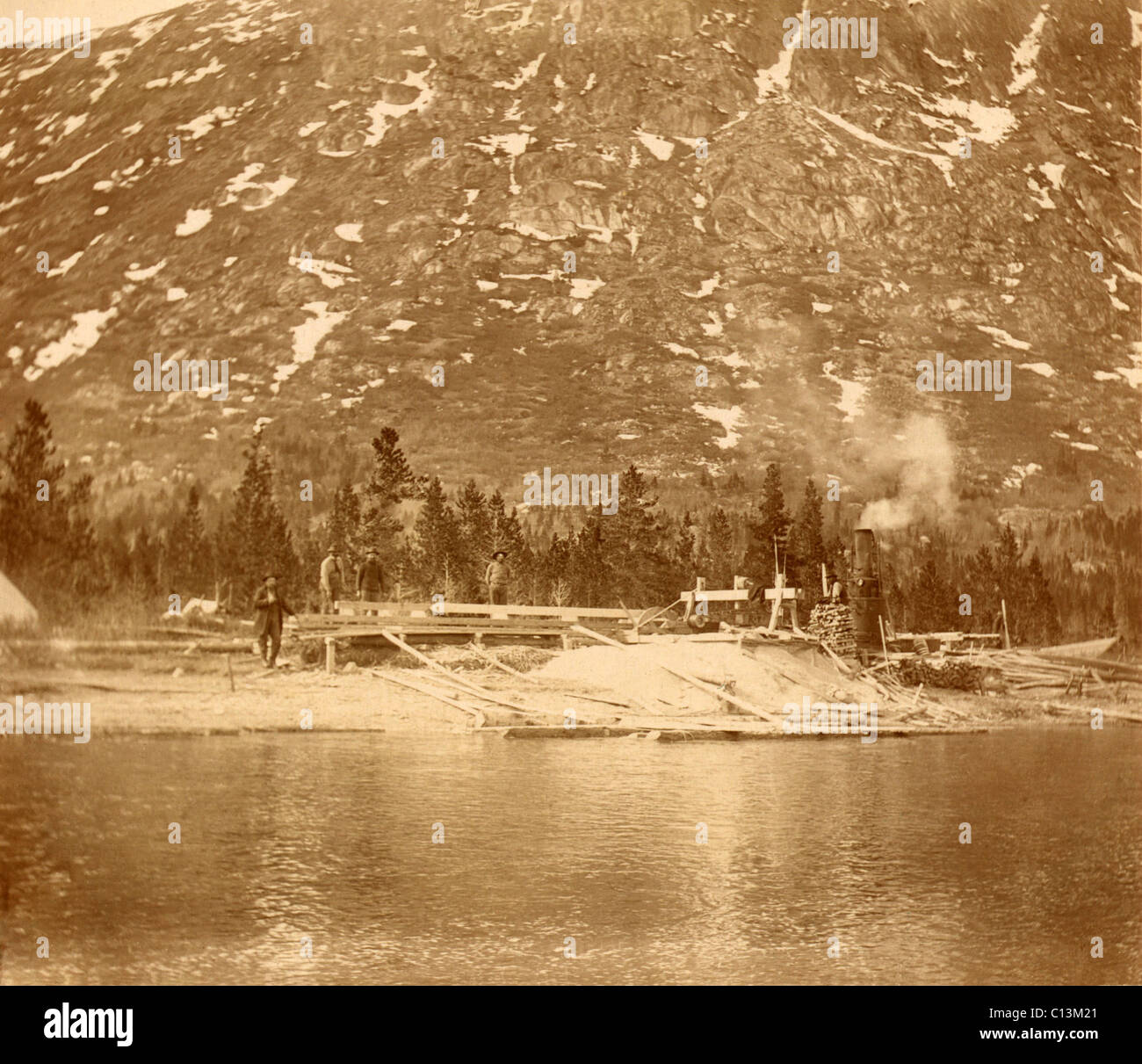 Scierie à vapeur sur la rive du lac Bennett, dans le Territoire du Yukon, 1897. Les moteurs à vapeur portatif d'alimentation fourni pour l'aménagement forestier en fonction des scieries pendant la ruée vers l'or. Banque D'Images