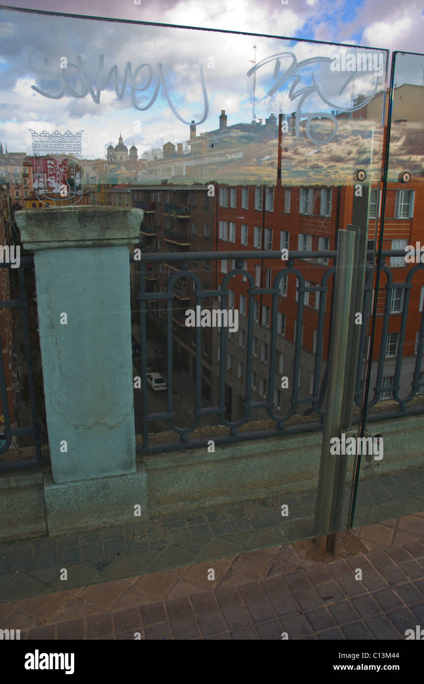La protection en plastique contre les suicides sur un pont de la Calle de Bailén street centre de Madrid Espagne Europe Banque D'Images