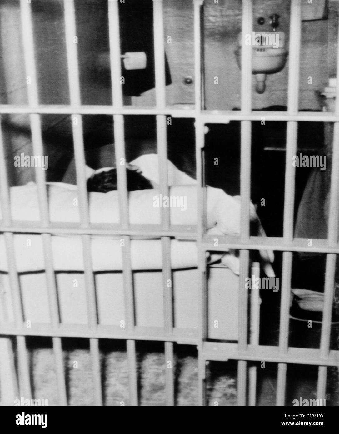 Vue dans la cellule d'Alcatraz montrant tête artificielle sur oreiller de laquelle un des trois prisonniers Frank Lee Morris et des frères John et Clarence Anglin qui s'est échappé le 12 juin 1962. Morris a été joué par Clint Eastwood dans le film ESCAPE FROM ALCATRAZ 1979 . Banque D'Images