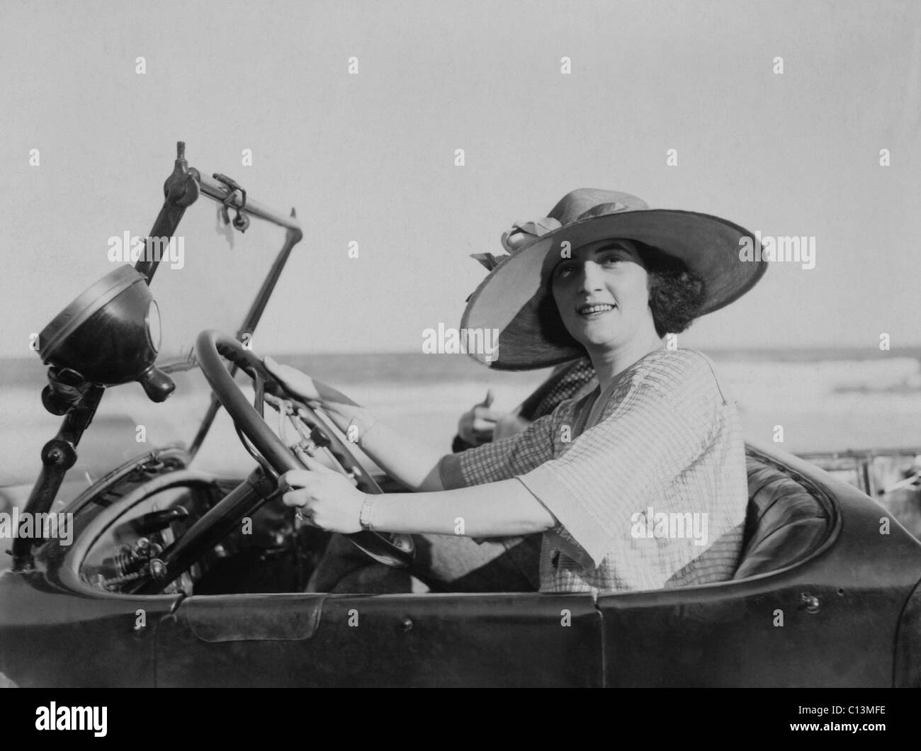 Jeune femme au volant d'automobile. 1921. LC-USZ62-100382 Banque D'Images