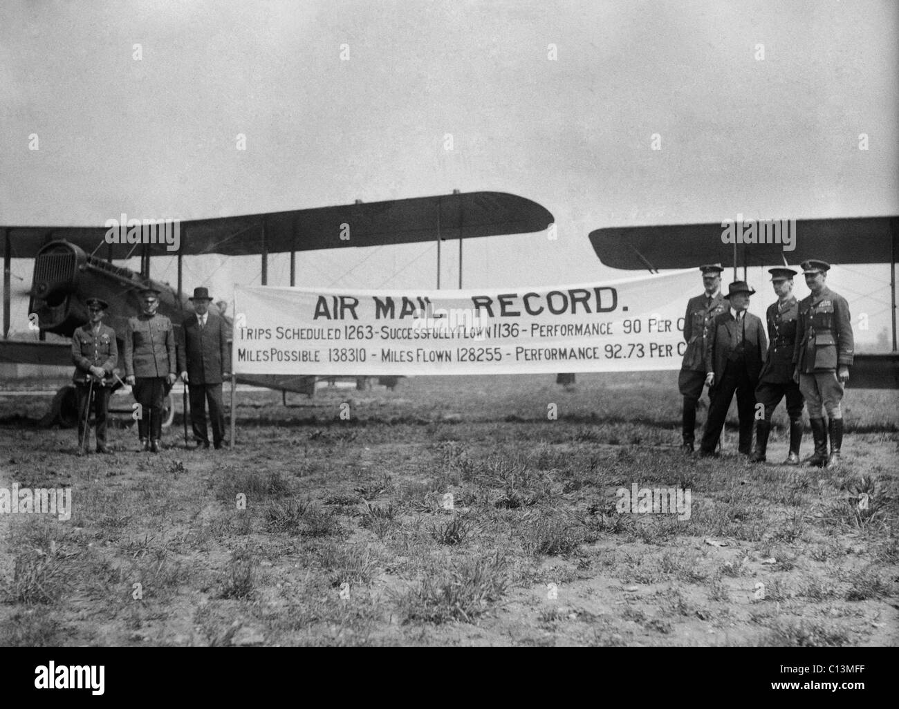 Maître de Poste Général Albert S. Burleson avec des officiers de la Force Army-Air commémorer la première année de courrier par avion aux États-Unis. Le 19 mai 1919. LC-DIG-npcc-18659 Banque D'Images