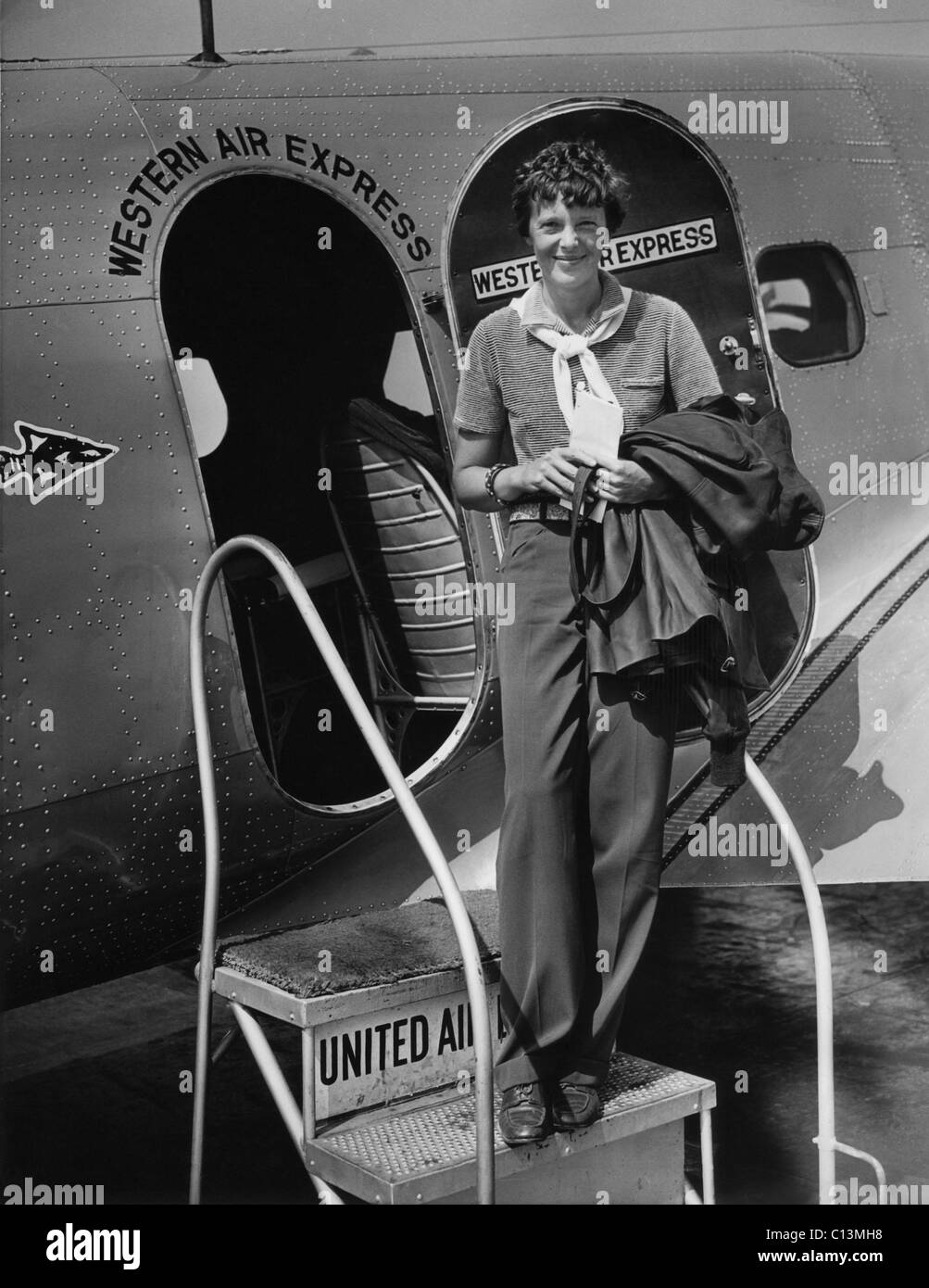 Amelia Earhart 1897-1937 debout dans la porte d'un Western Airlines avions en Californie quand elle s'engage à New York pour faire sa Banque D'Images