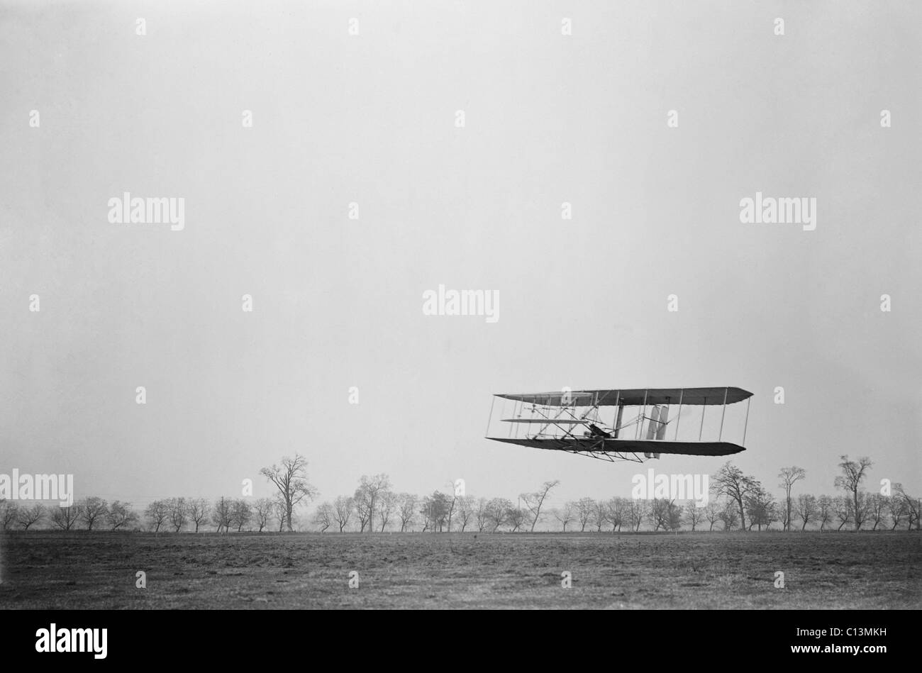 Orville Wright 1871-1948 en vol au dessus de la cime des arbres couvrant une distance d'environ 1 760 pieds en 40 1/5 secondes à Huffman Prairie Dayton Ohio. Le 16 novembre 1904. LC-DIG-ppprs-00616 Banque D'Images