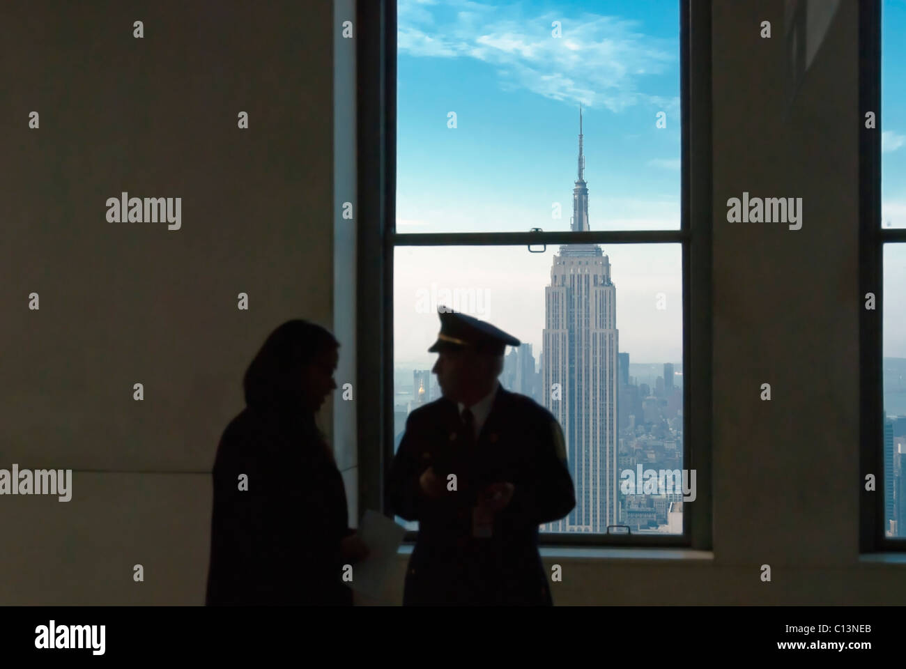 Fév. 27, 2011 - Paris : Matin vue sur l'Empire State Building à travers la fenêtre à l'intérieur, 30 Rockefeller Center. Garde côtière canadienne, dame silhouetté Banque D'Images