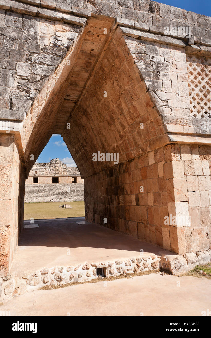 Passerelle en pierre à le quadrilatère des nonnes. Un tunnel au toit raide à travers le mur fournit un canal vers Quadrangle à Uxmal Banque D'Images