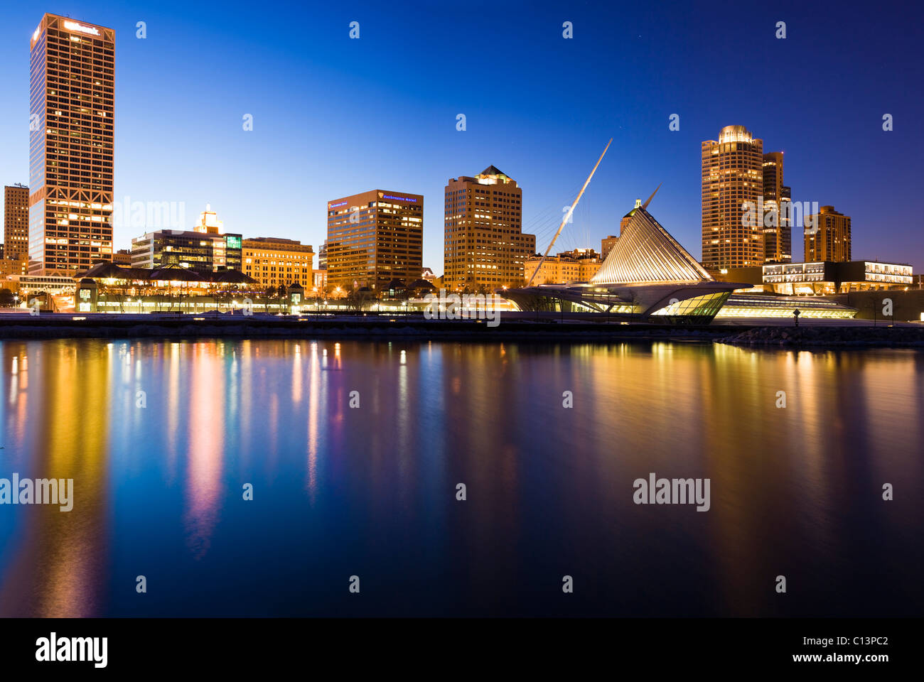 USA, Wisconsin, Milwaukee, Skyline illuminée la nuit Banque D'Images