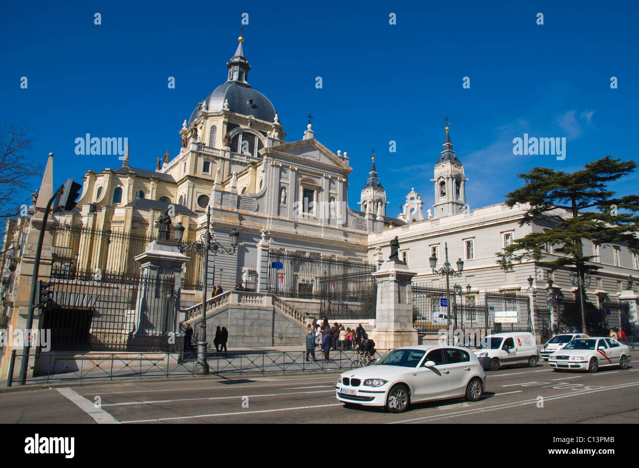 La circulation sur la rue de Bailén street en face de Catedral de la Almudena Madrid Espagne Europe centrale... Banque D'Images