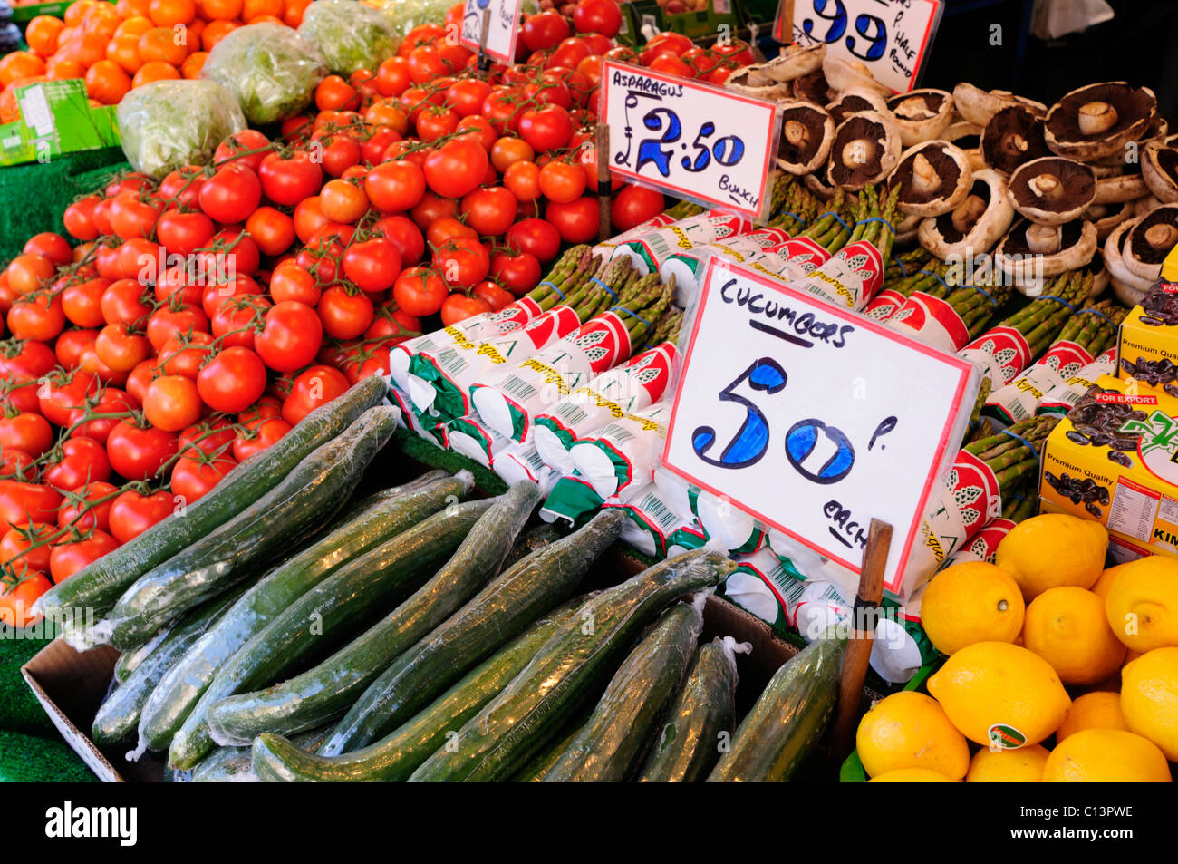 Affichage de décrochage des fruits et légumes sur le marché, Cambridge, England, UK Banque D'Images