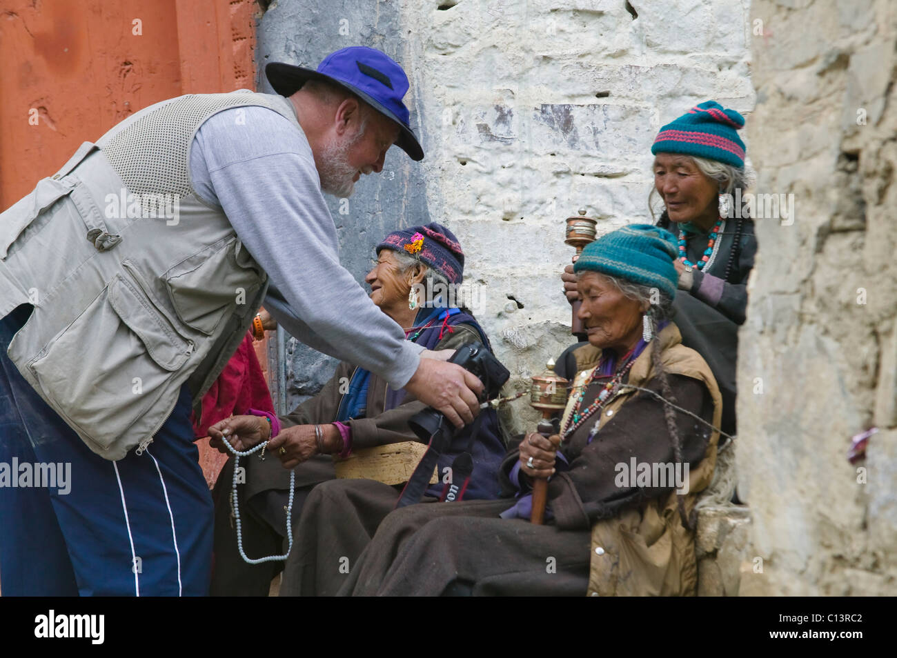 Voyageur de l'ouest d'interagir avec les pèlerins, Lamayuru Gompa, Ladakh, Inde Banque D'Images