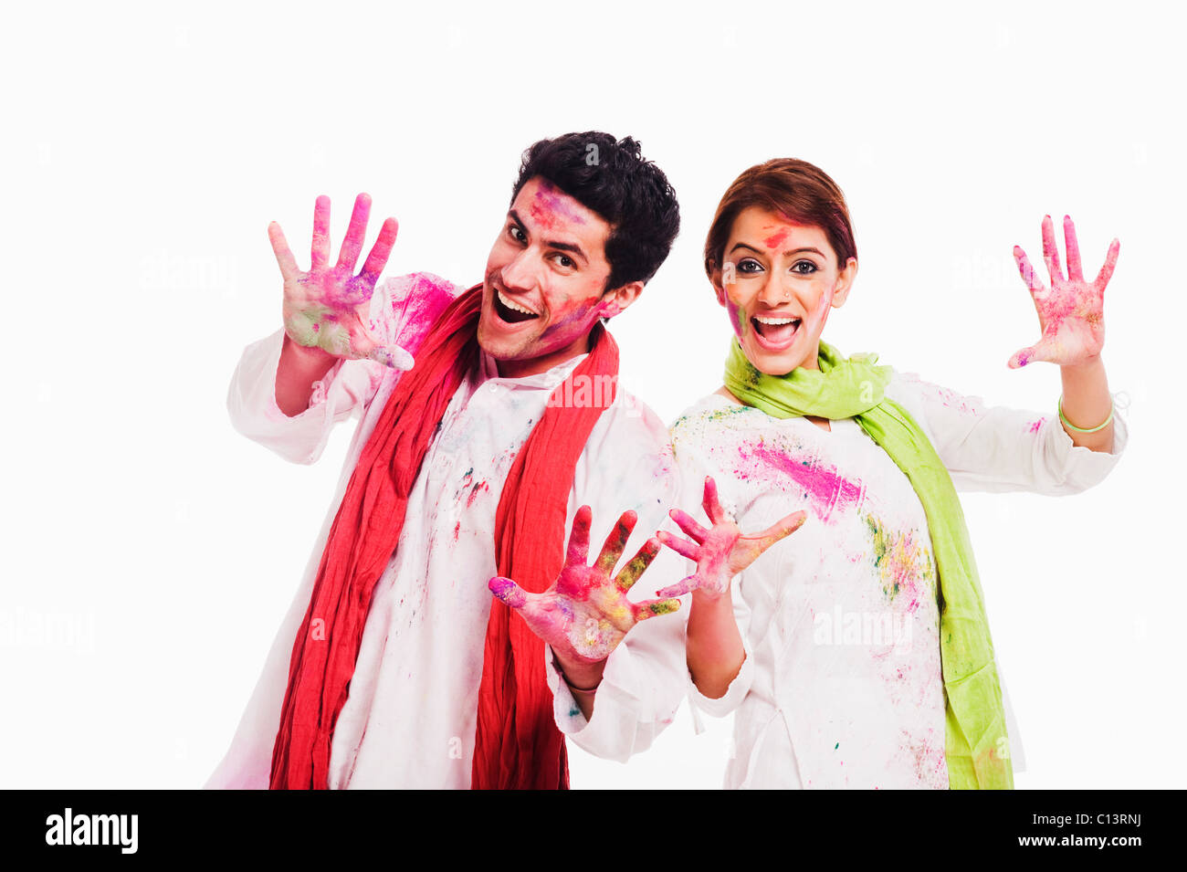 Portrait d'un couple célébrant Holi Banque D'Images