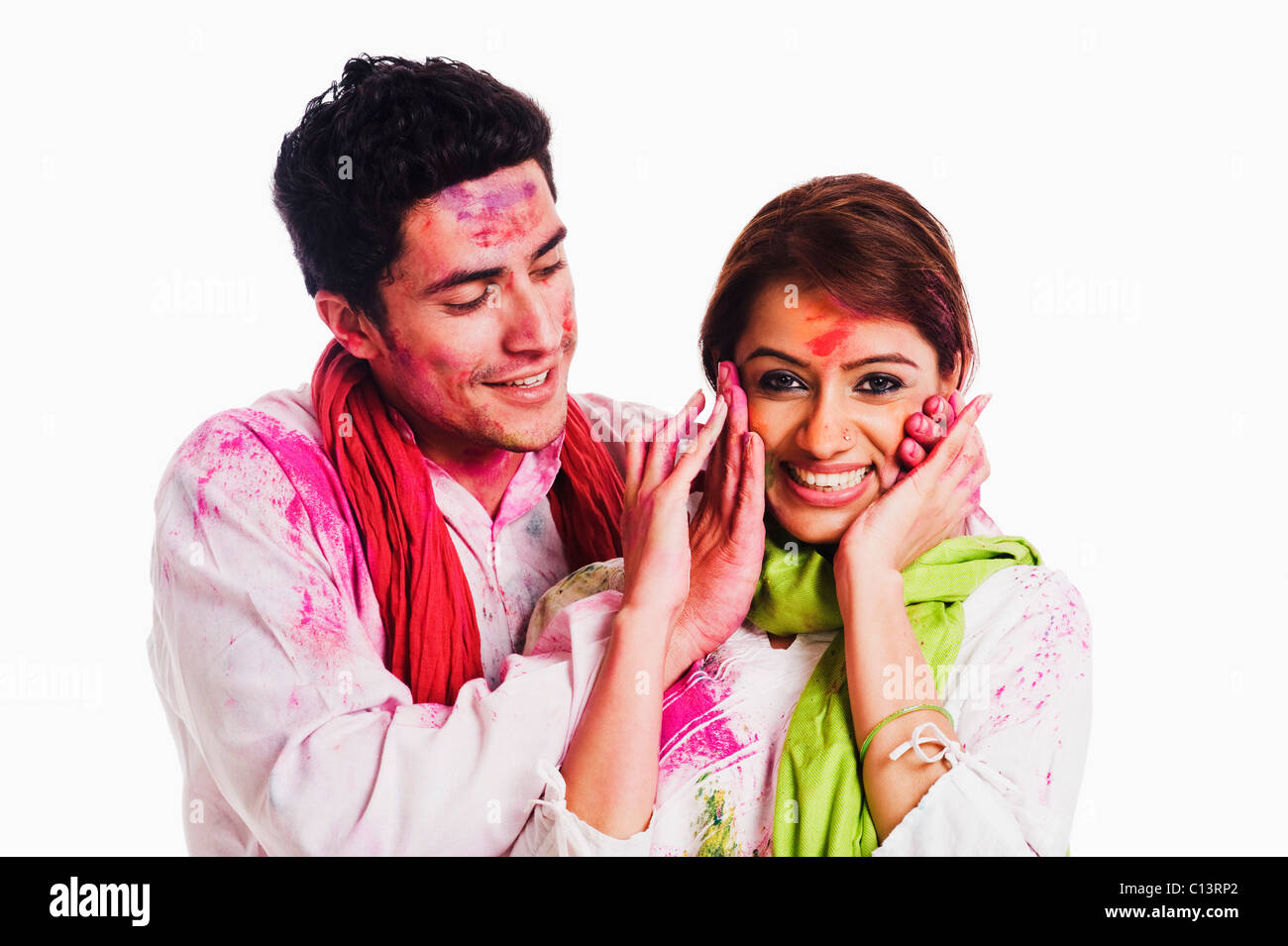 Couples célébrant Holi Banque D'Images